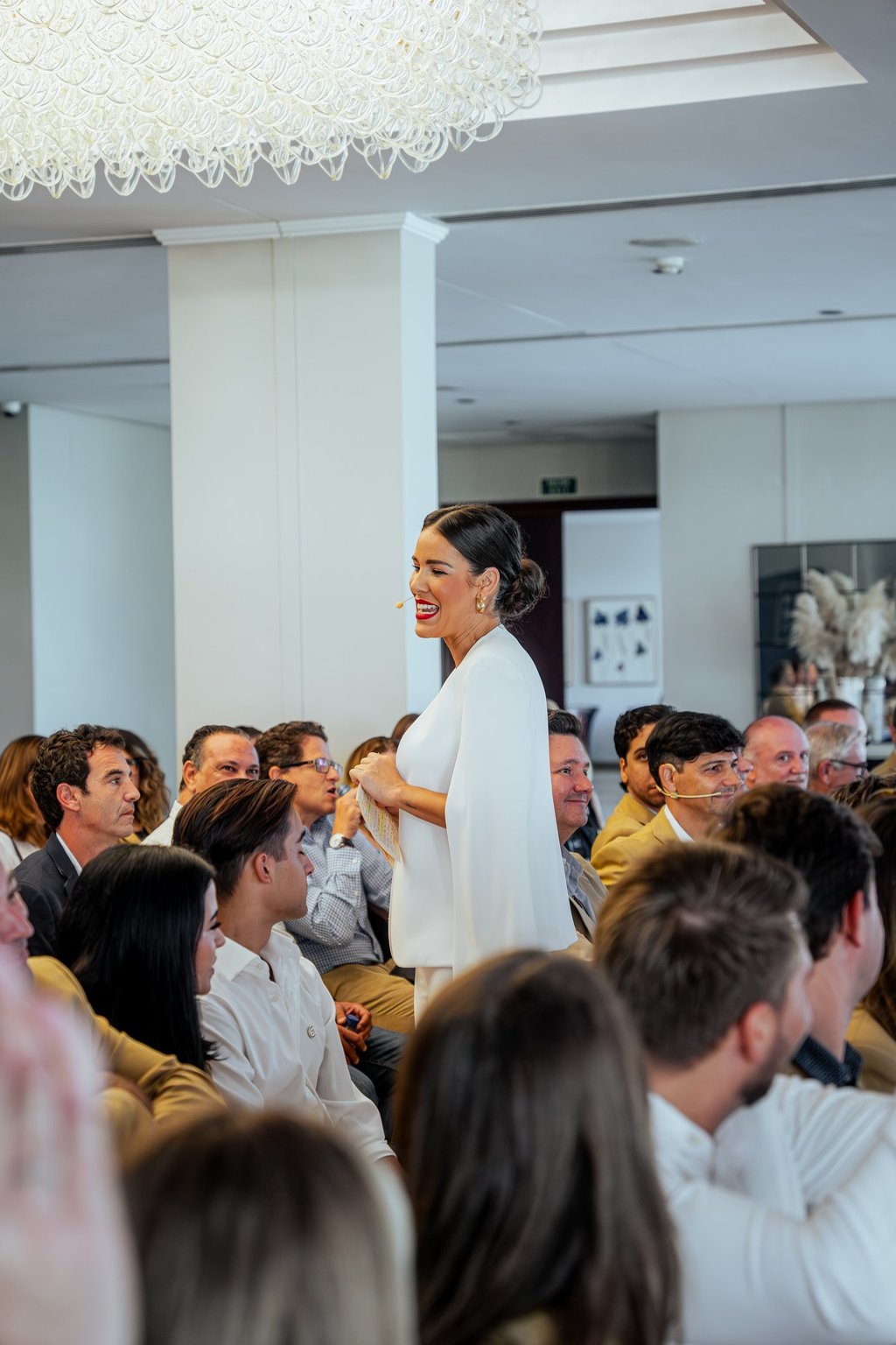 María Lázaro, periodista y comunicadora, presentando un evento corporativo