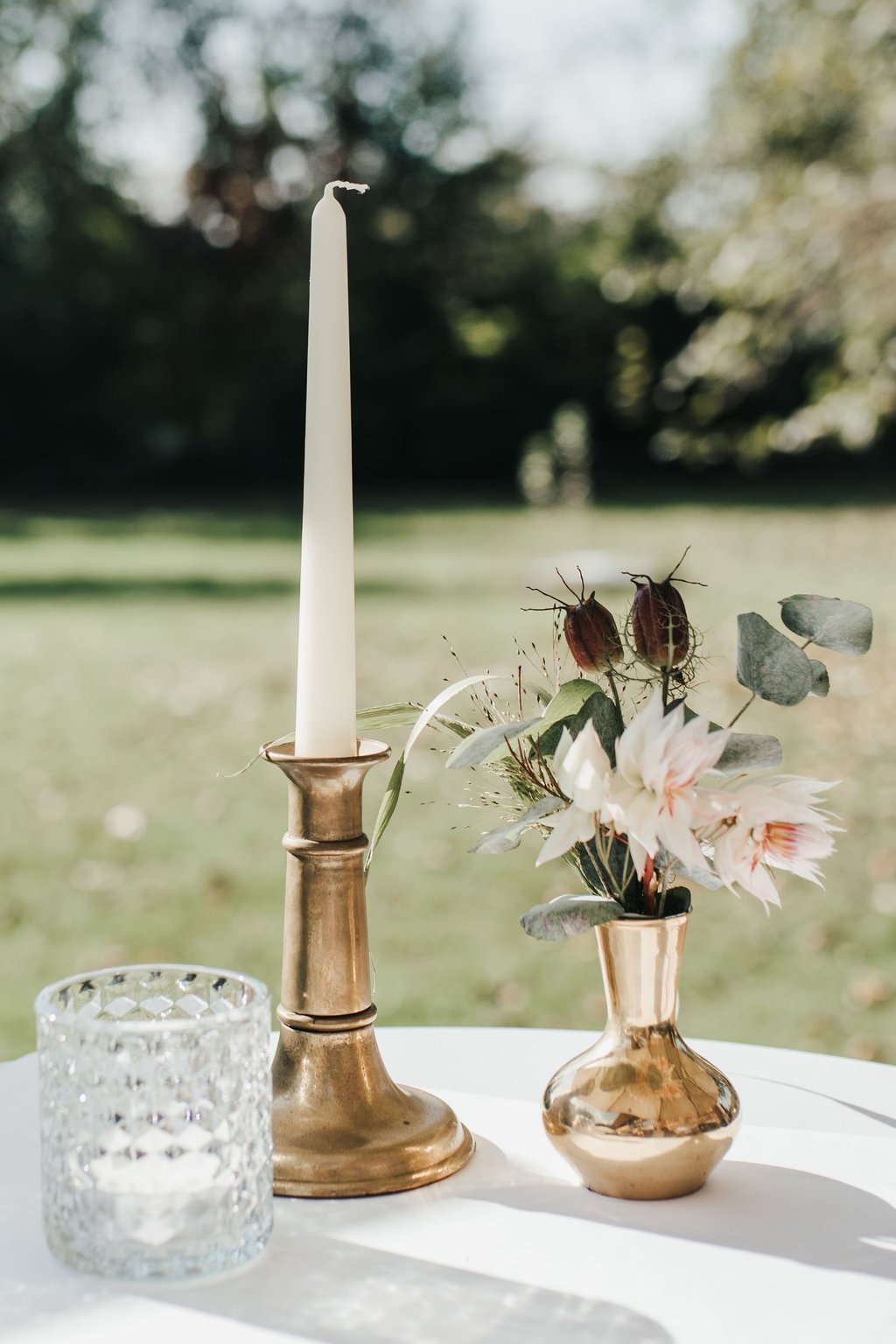 Goldene Vase und Kerzenhalter in Messing
