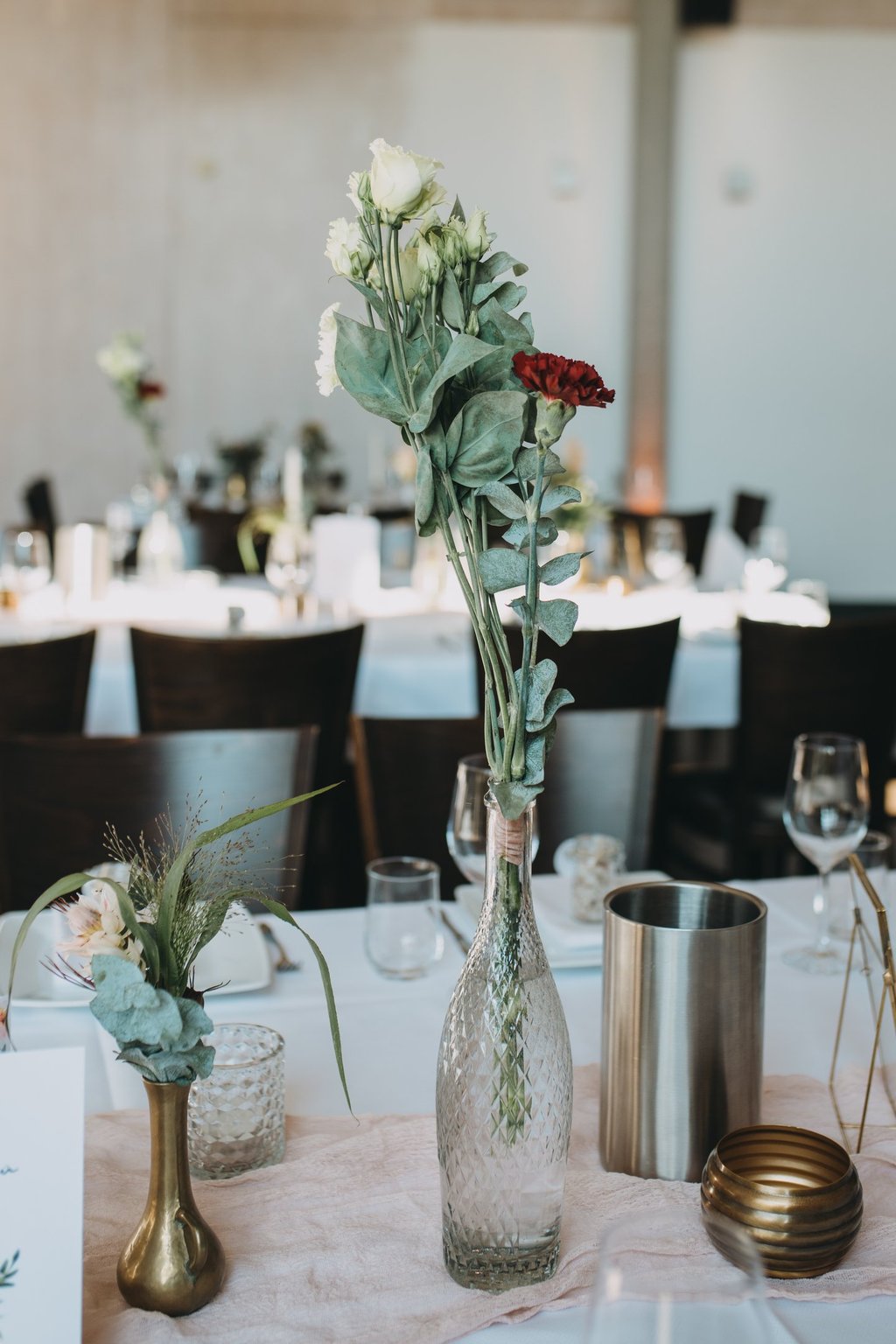 Dekorierter Tisch mit Vase und Blumen