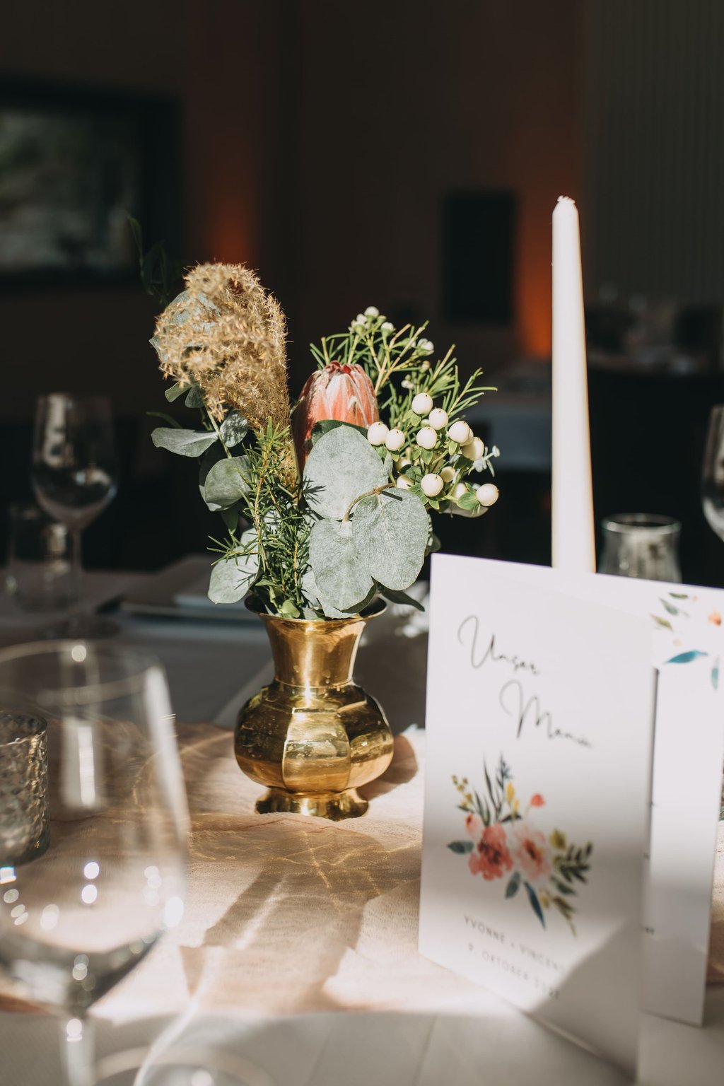 Messingvase mit Protea