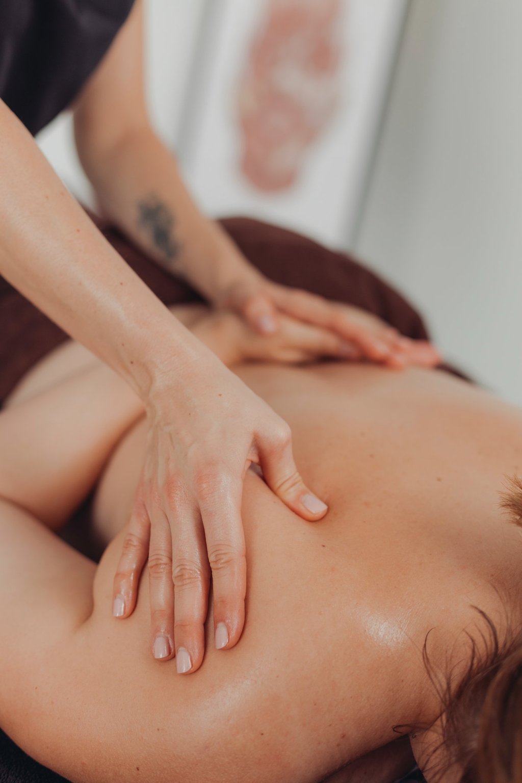 Relaksacyjny masaż pleców, nóg, stóp oraz rąk, zakończony masażem dekoltu, szyi, twarzy oraz głowy. 