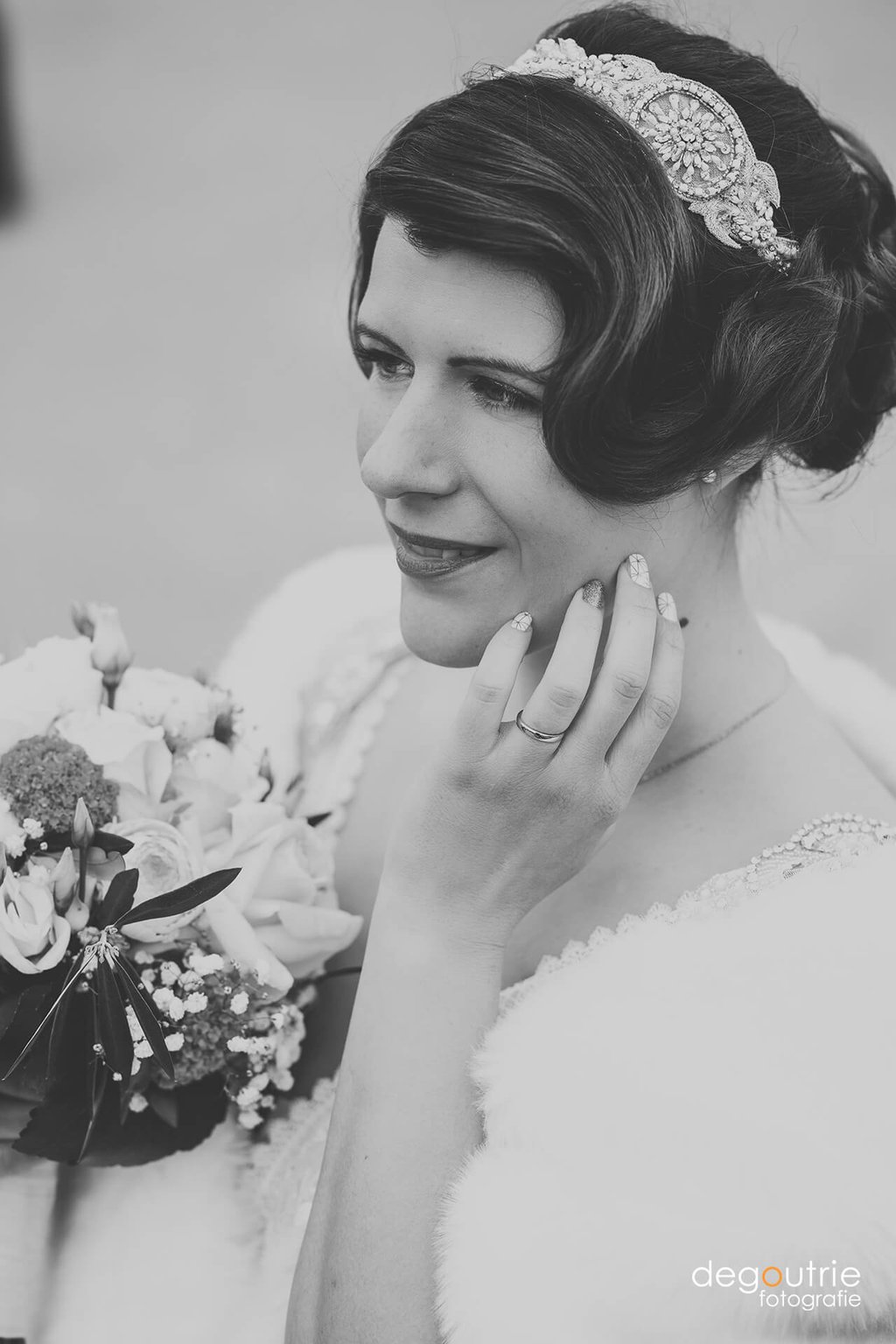 Elegante Braut in schwarzweiß