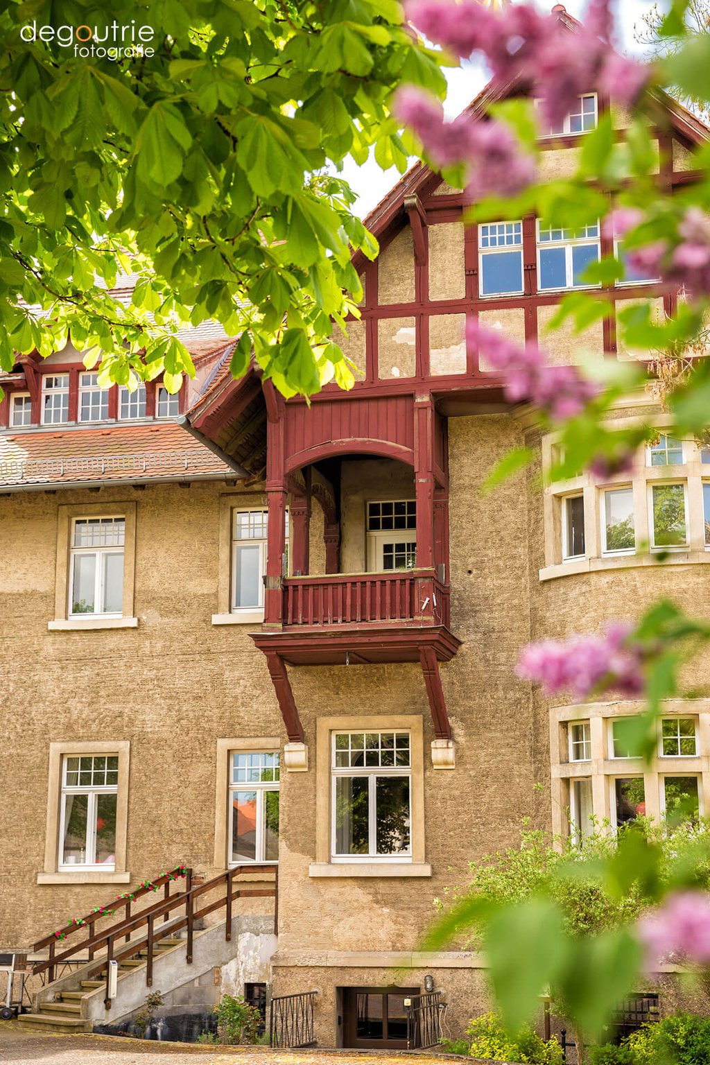 Wunderschöne Hochzeitslocation rustikales Haus mit Blumen