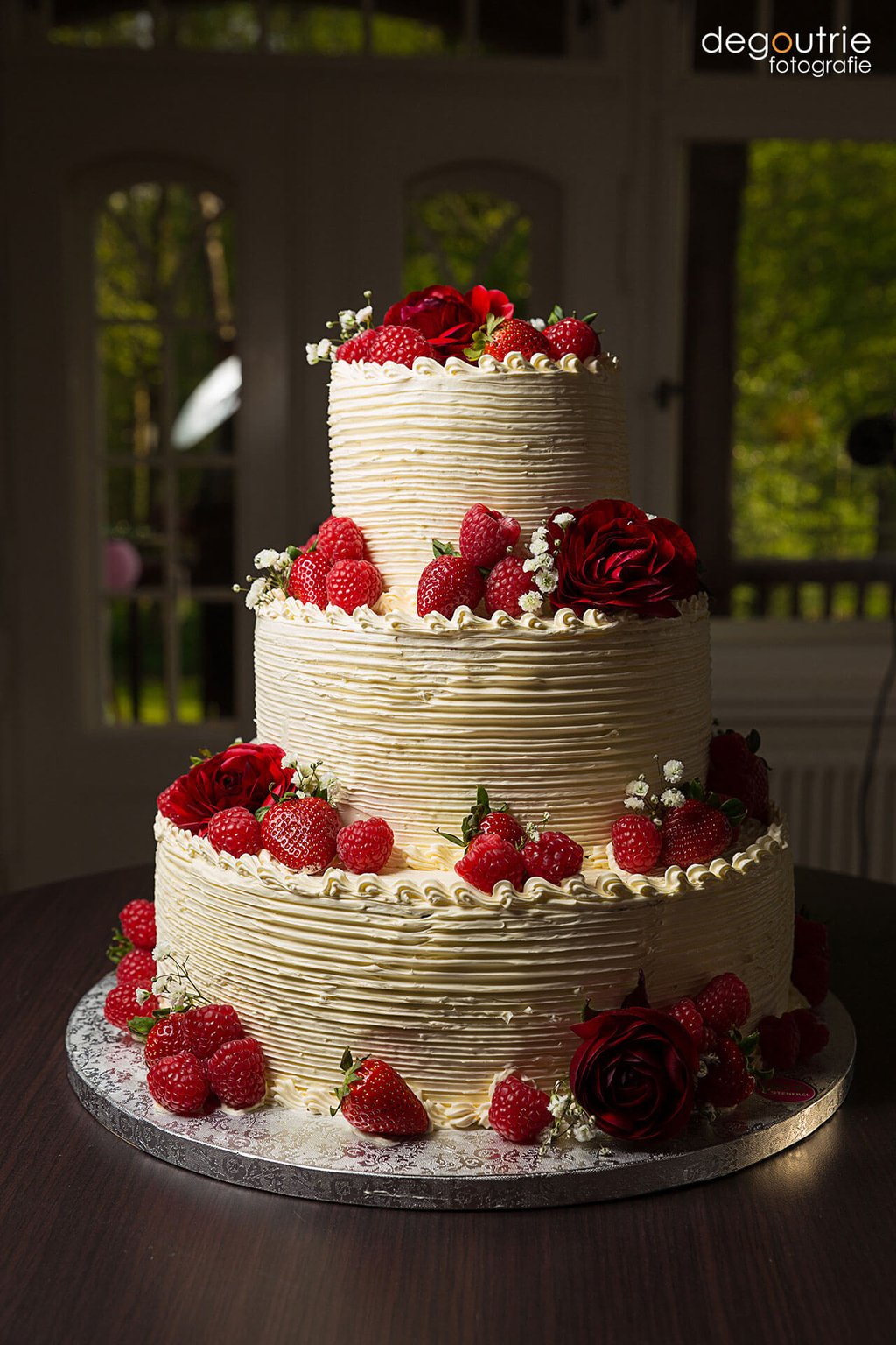 Leckere Hochzeitstorte mit Erdbeeren und Rosen