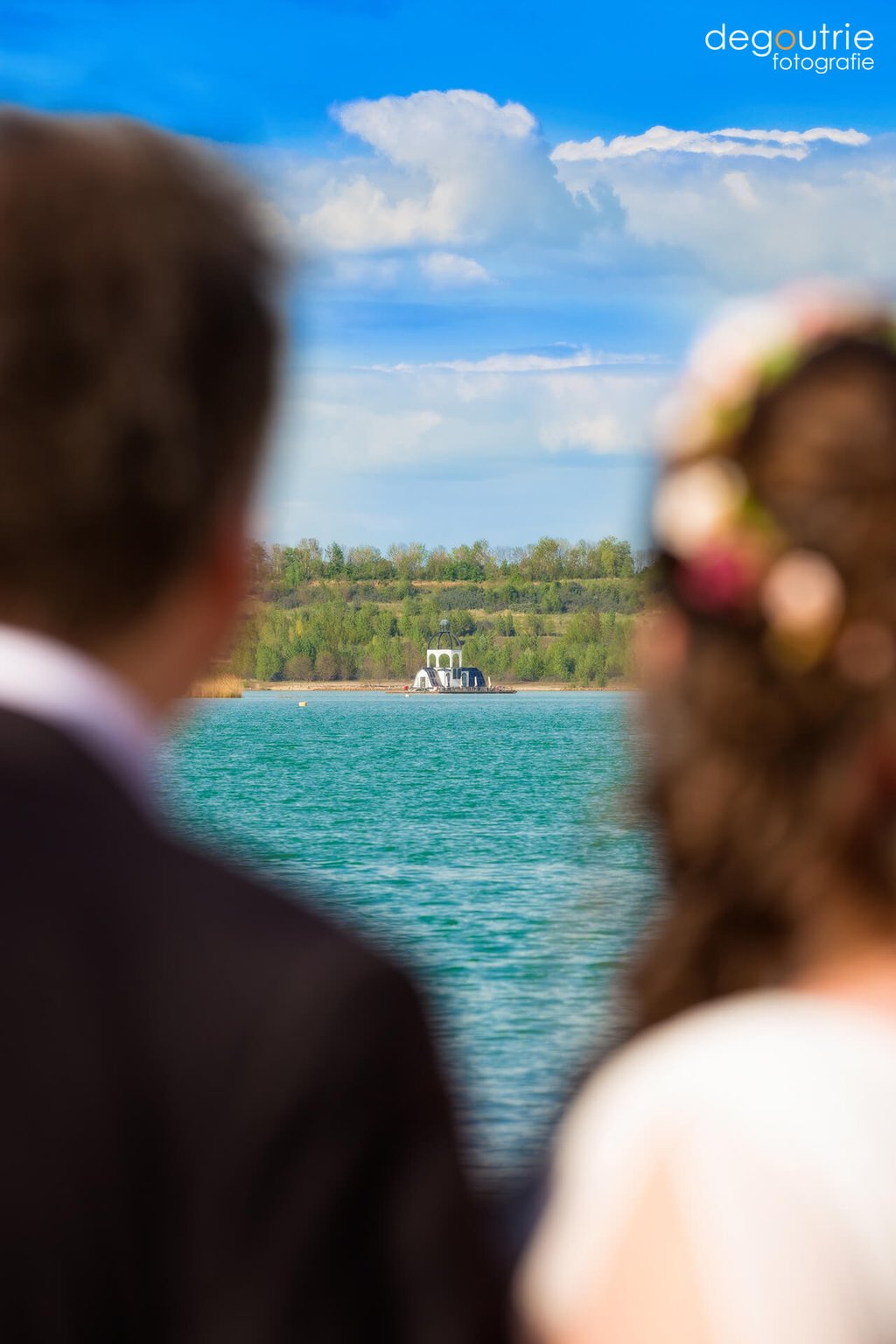 Brautpaar am See mit schwimmender Kirche Vineta