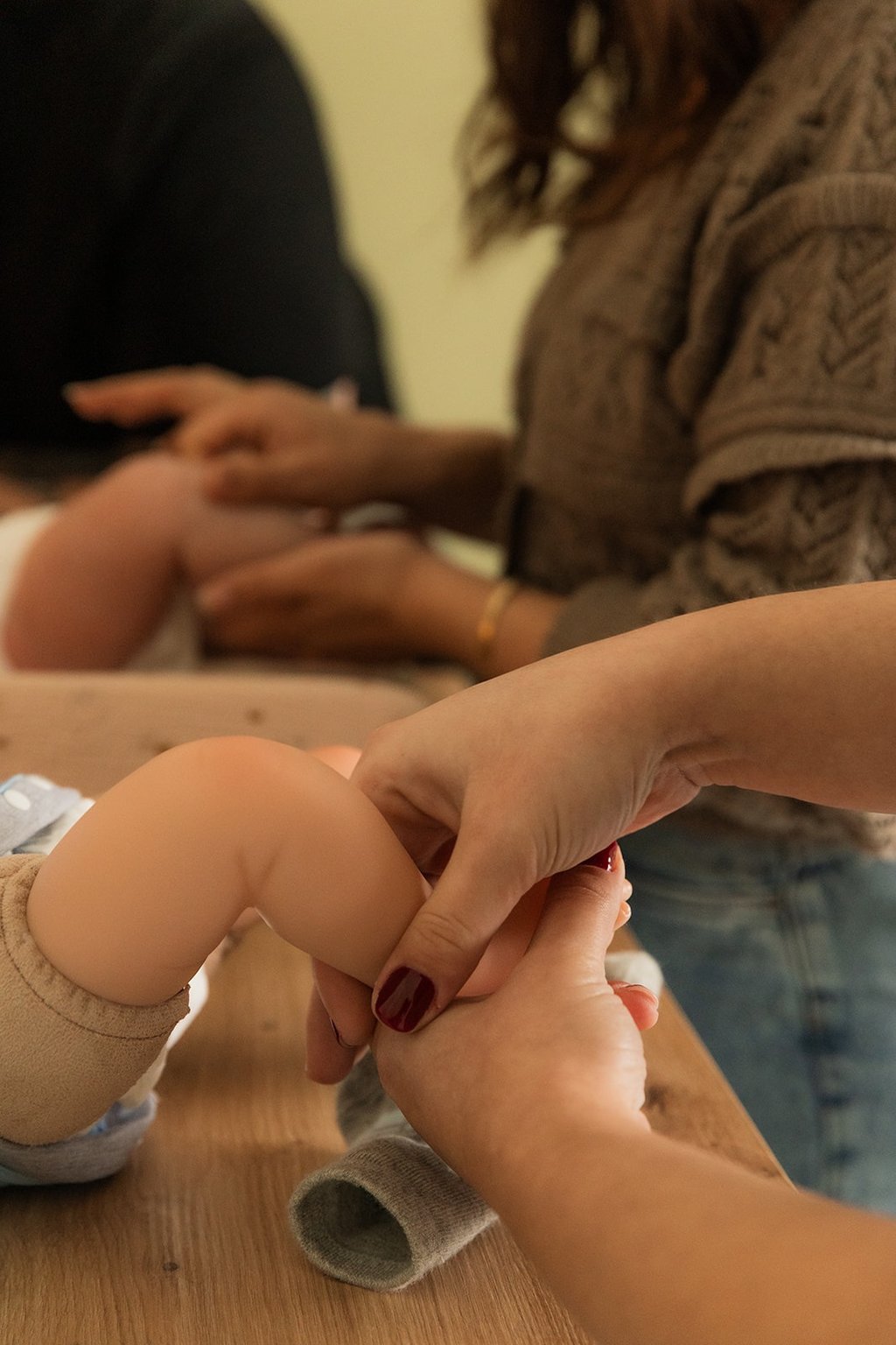 démonstration de massage bébé sur poupon