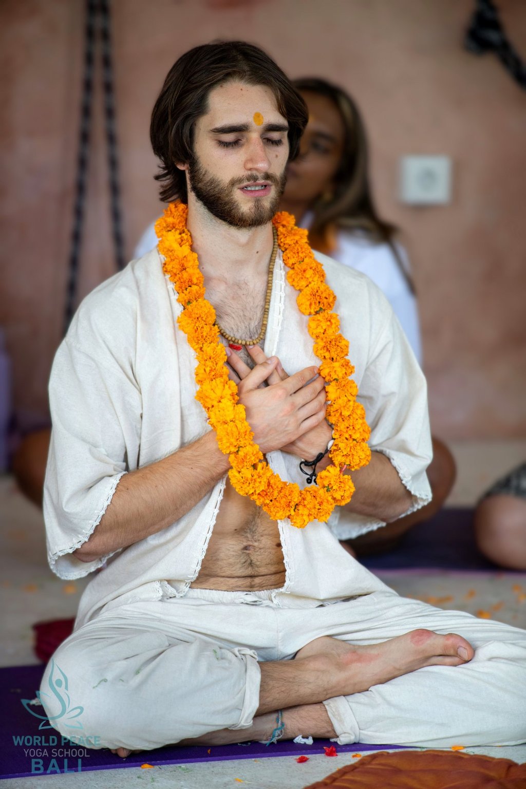 Luca Scopis a Bali, Indonesia, durante la sua cerimonia di Yoga