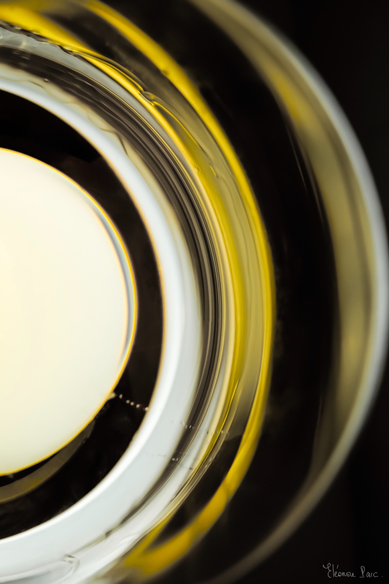 fond de verre de vin blanc en mouvement vu de dessus