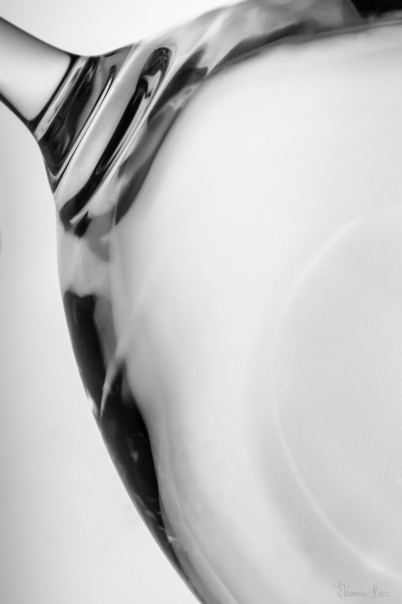 Lignes Verrières – Courbes torsadées d’un verre de vin, reflets doux