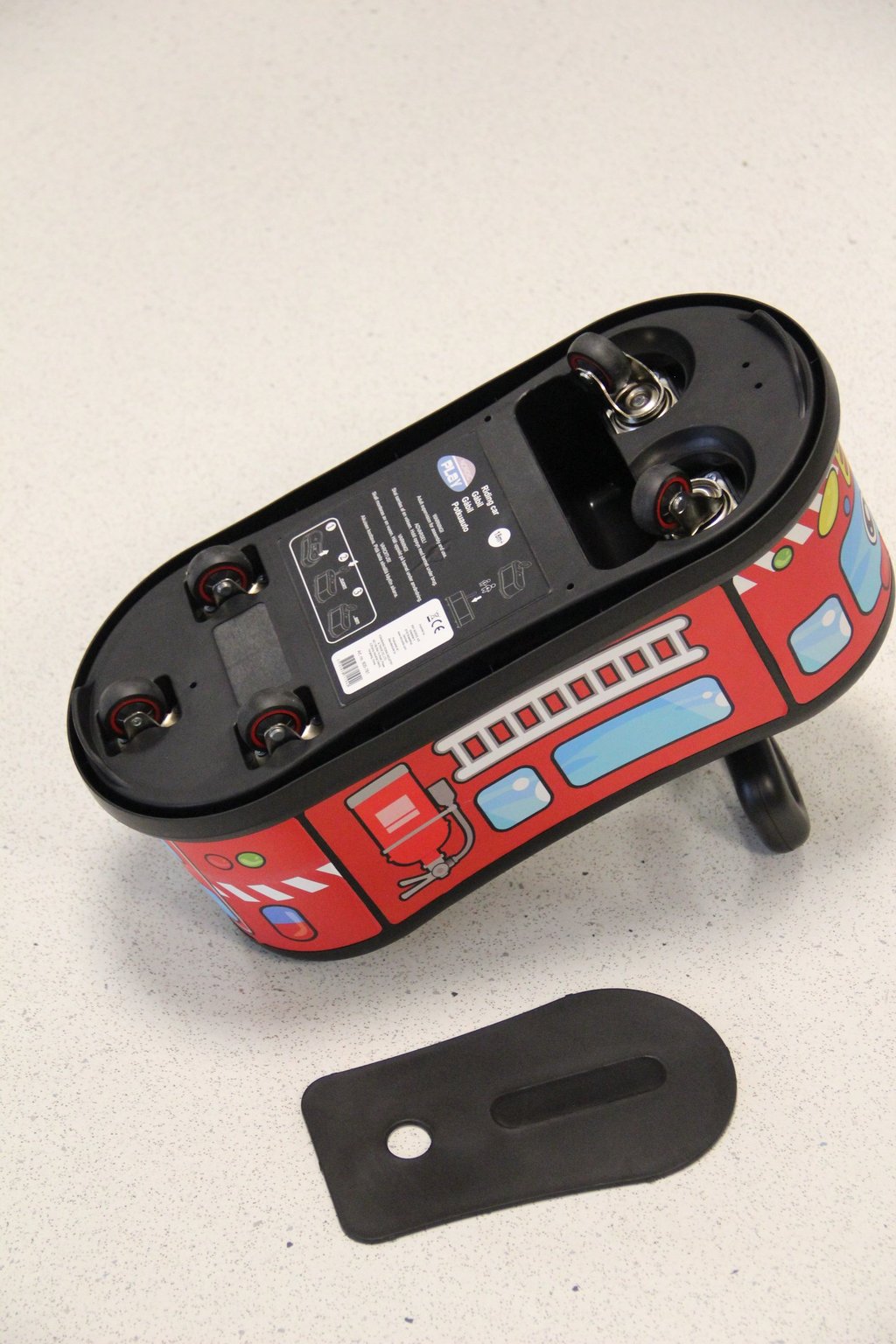 Vaikiškos paspiriamos mašinėlės dizaino ypatumai, 5 guminiai ratukai, bagažas, daiktadėžė žaislui