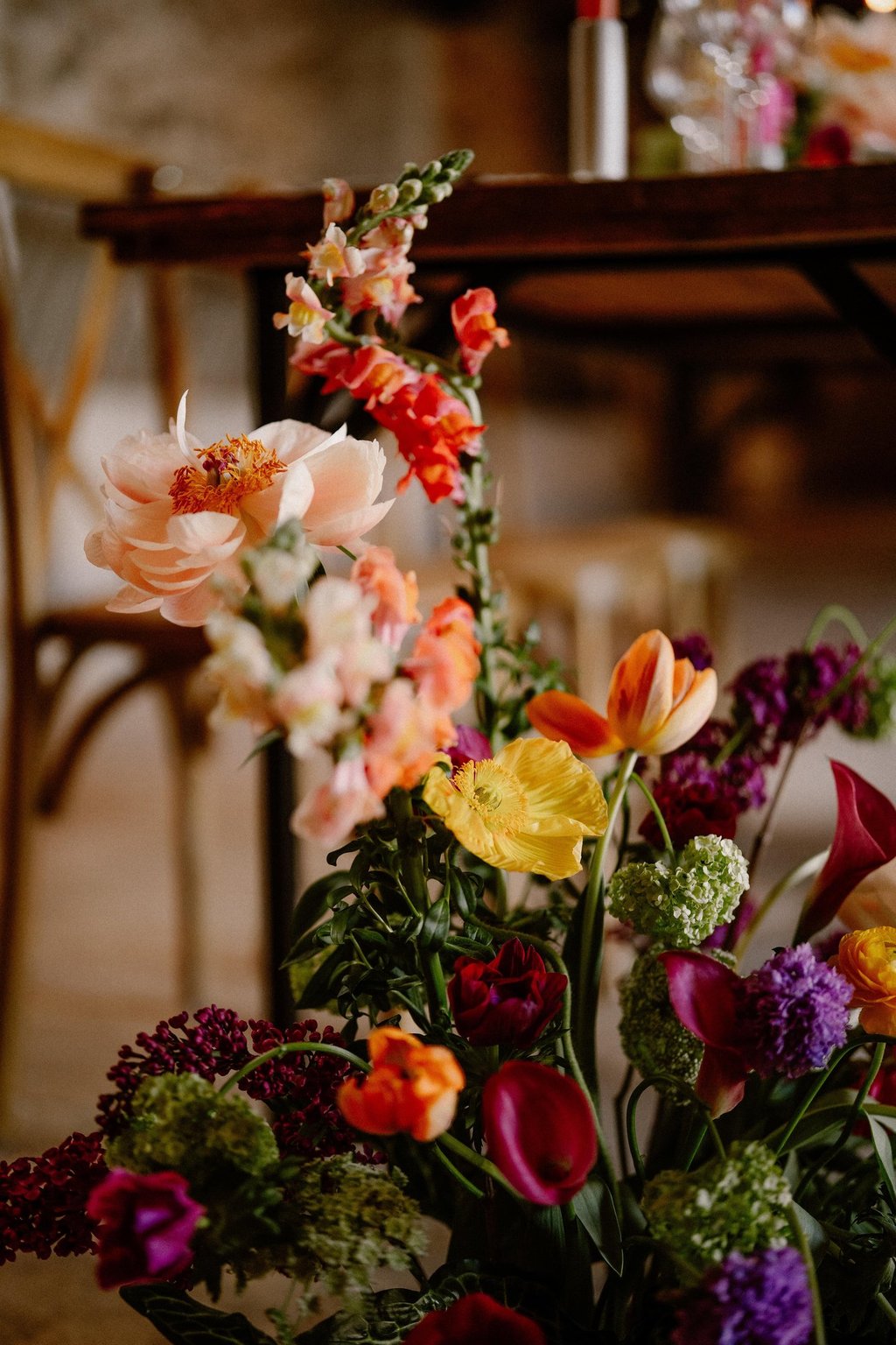 zoom sur une composition de fleurs pour un mariage