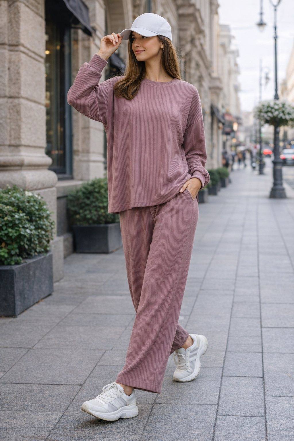 moteris einanti miestu vilkinti laisvalaikio kostiumėlį