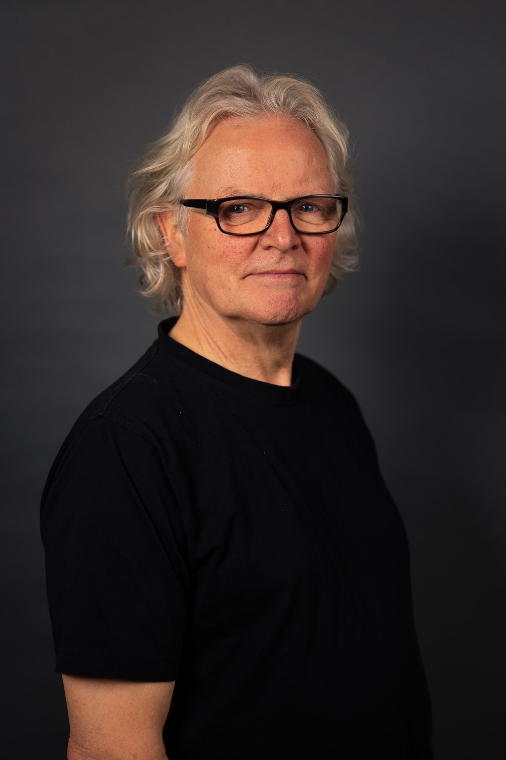 Gerhard Rohlfs, ein Mann mit Brille vor einem Grauen Hintergrund, Portrait