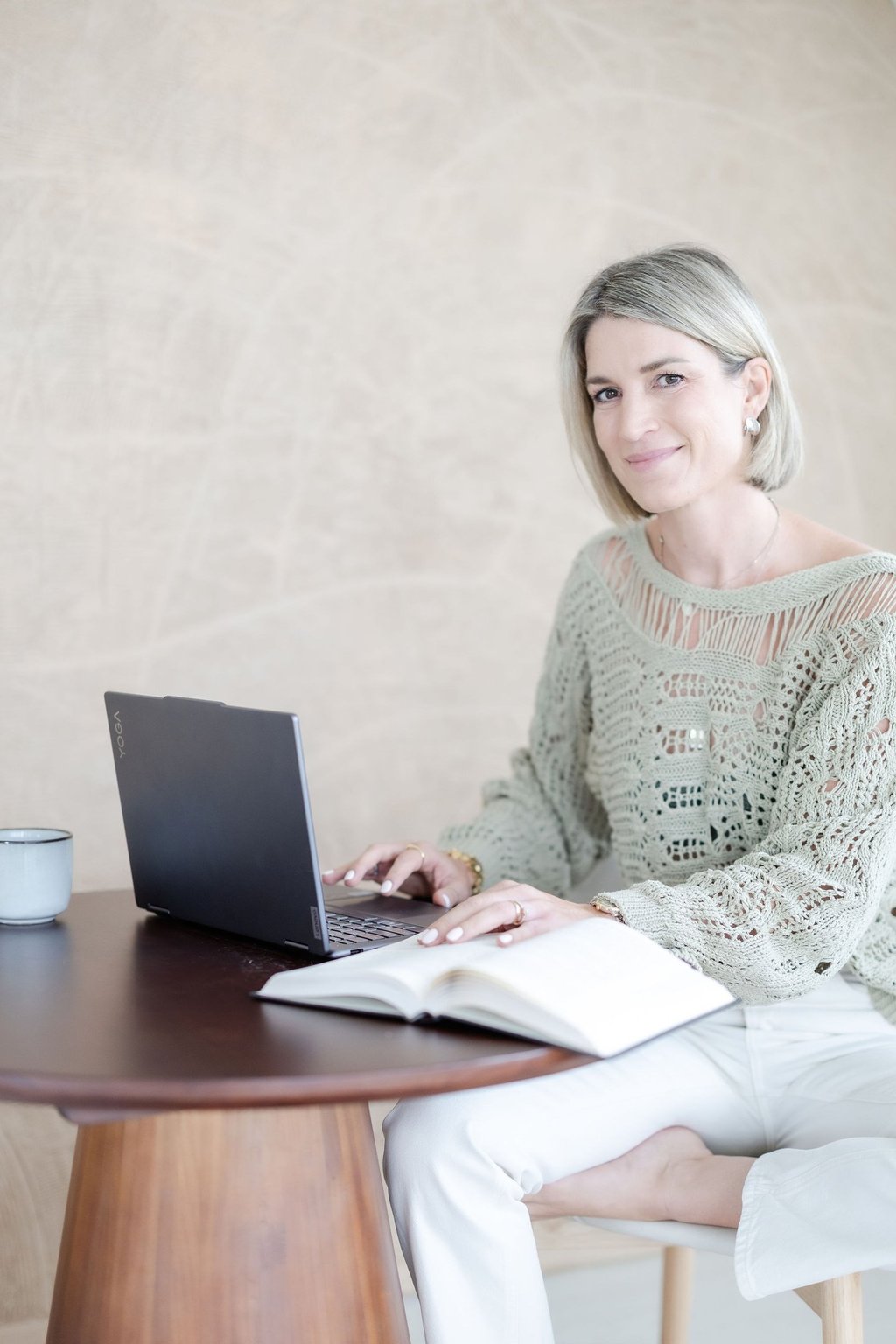 Professional portrait of therapist Yvonne, looking warm, calm and approachable