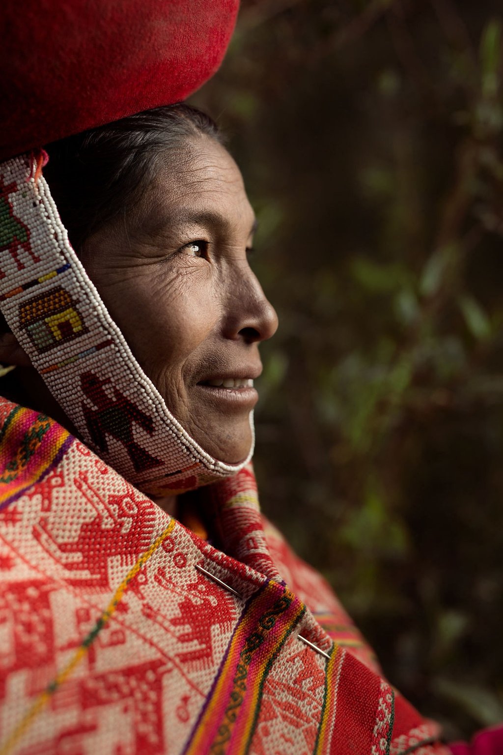 Mujer de perfil miembro de la Cooperativa Artesanal de Ollantaytambo
