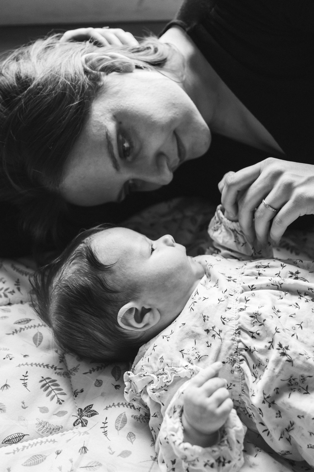 Maman et bébé en noir et blanc à Paris par Carine Lebrun Photographe