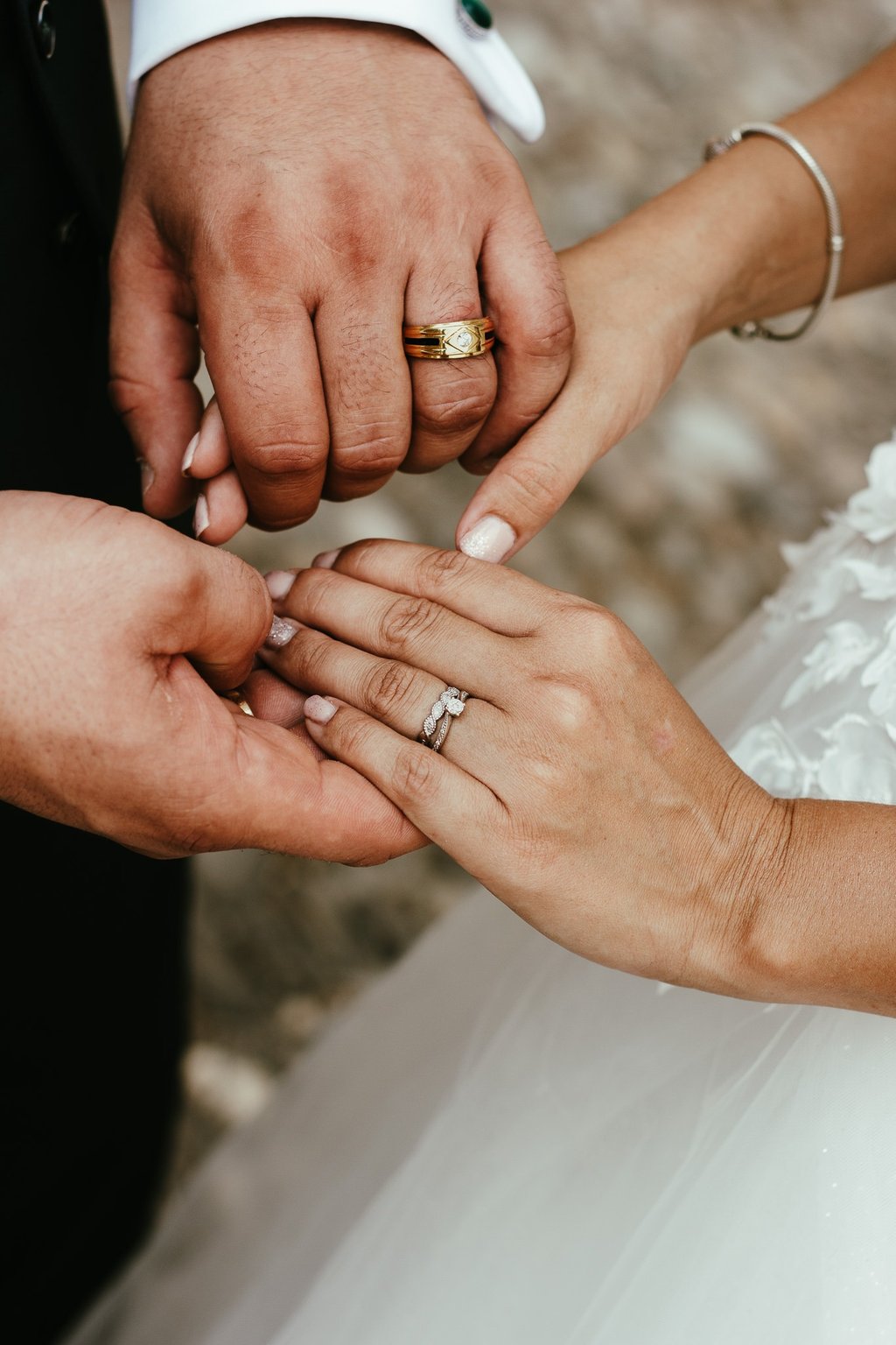 les mains et alliances des mariés