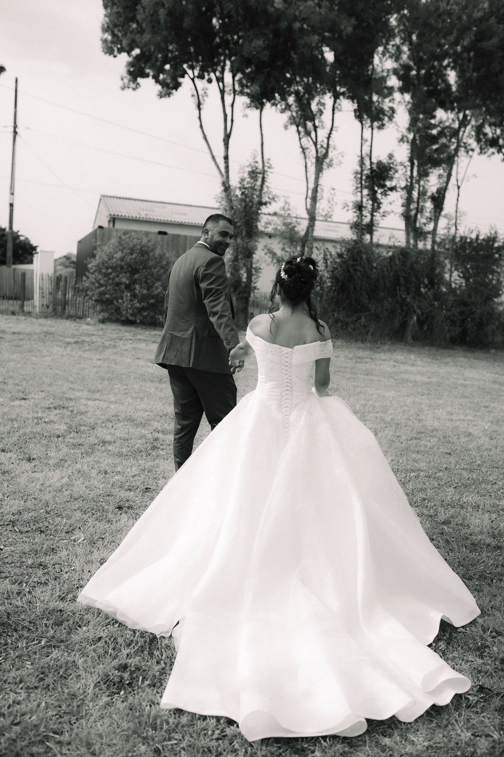 photo en noir et blanc avec couple qui se tient par la main