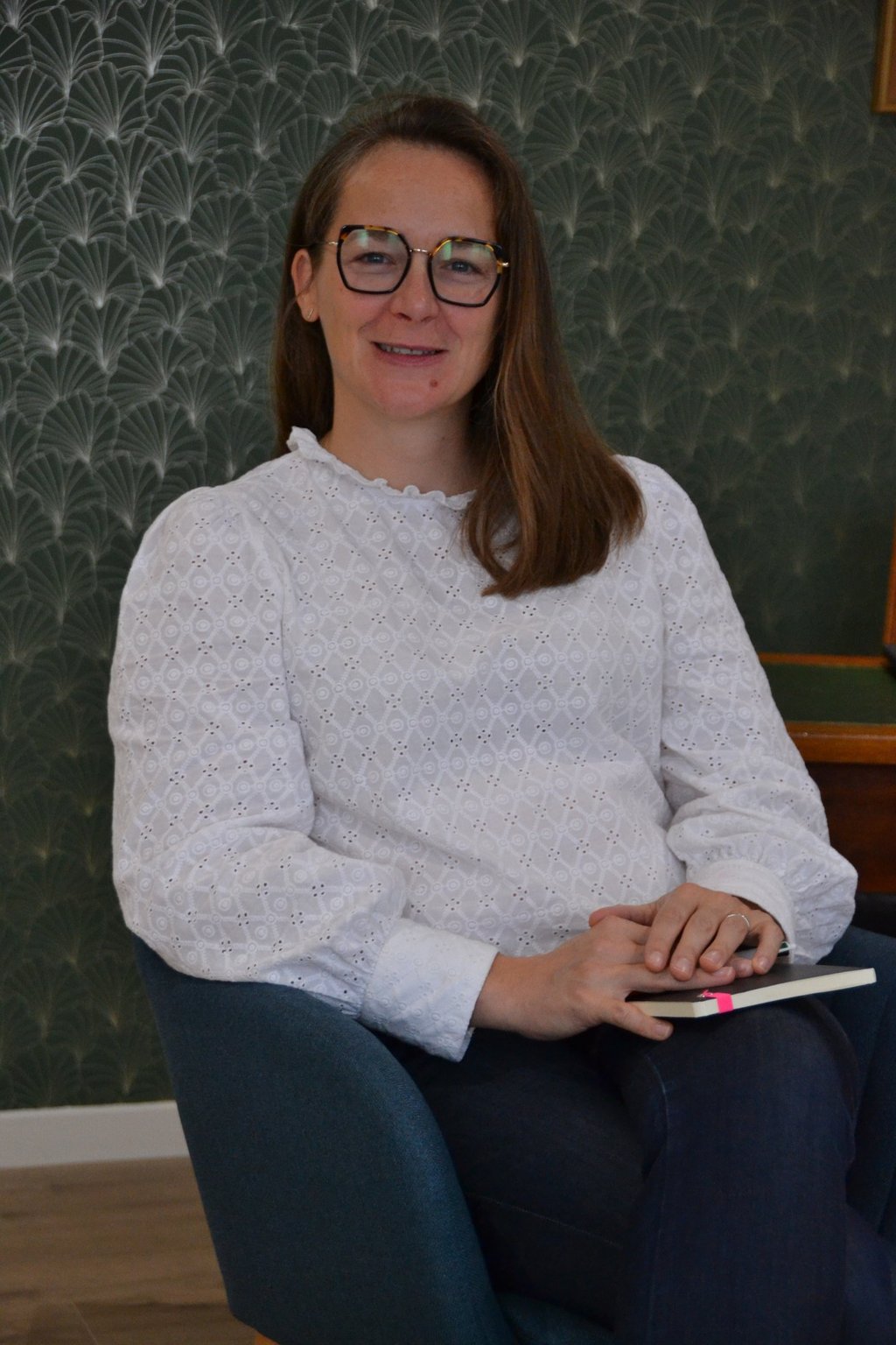 Delphine PORTEAUX thérapeute de couple dans son bureau où elle vous reçoit en thérapie de couple.