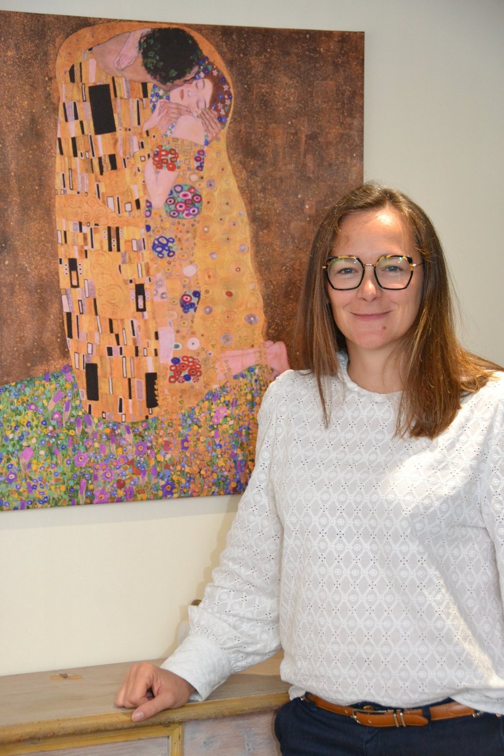 Delphine PORTEAUX devant le tableau de Klimt représentant un couple enlacé. 