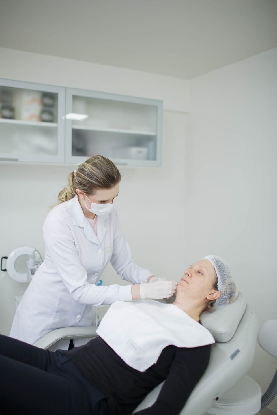 leticia sturm realizando procedimento estetico em uma paciente