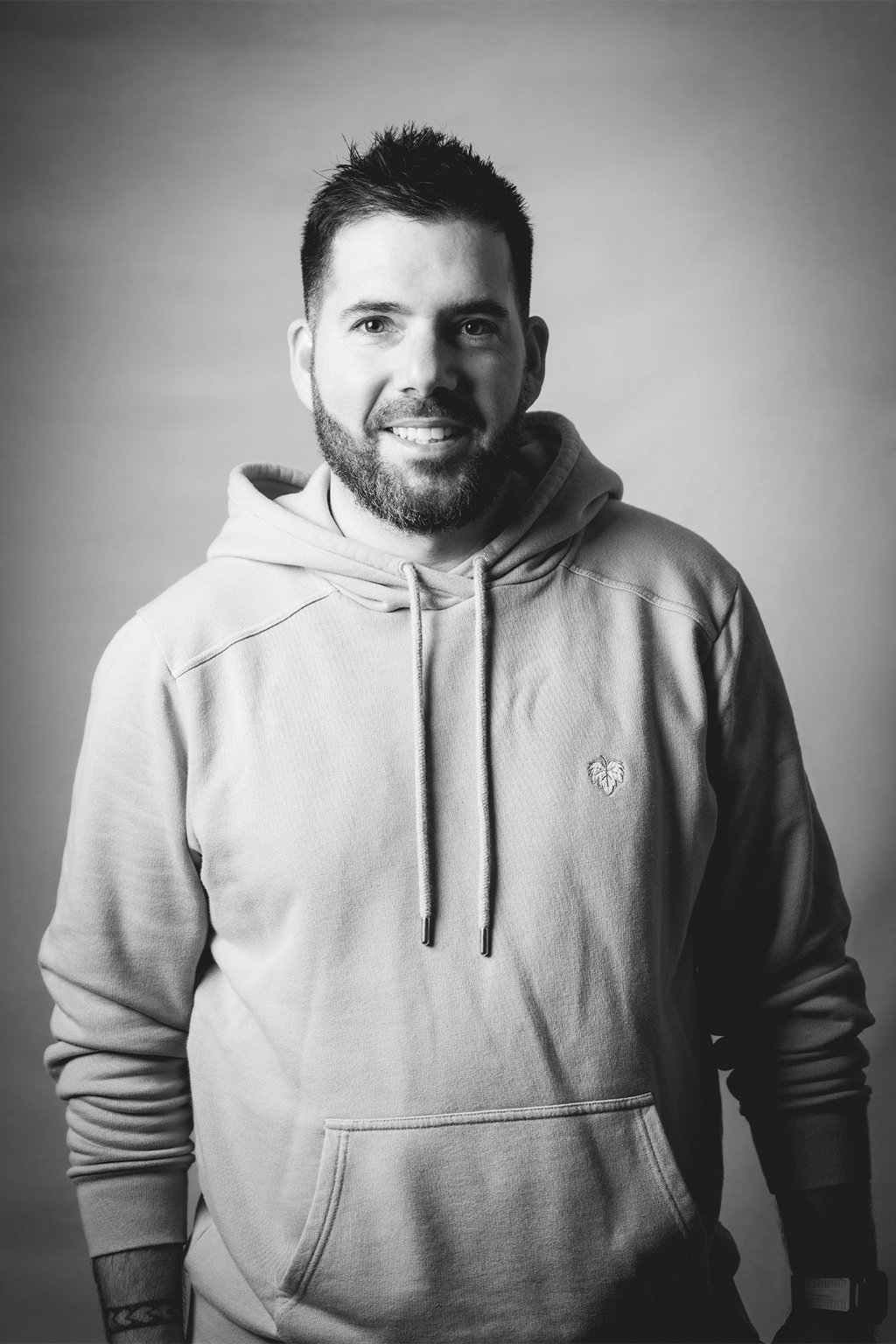 Portrait en noir et blanc de Cyril Steau, photographe professionnel à Paris, pris en studio, regard vers l’objectif.