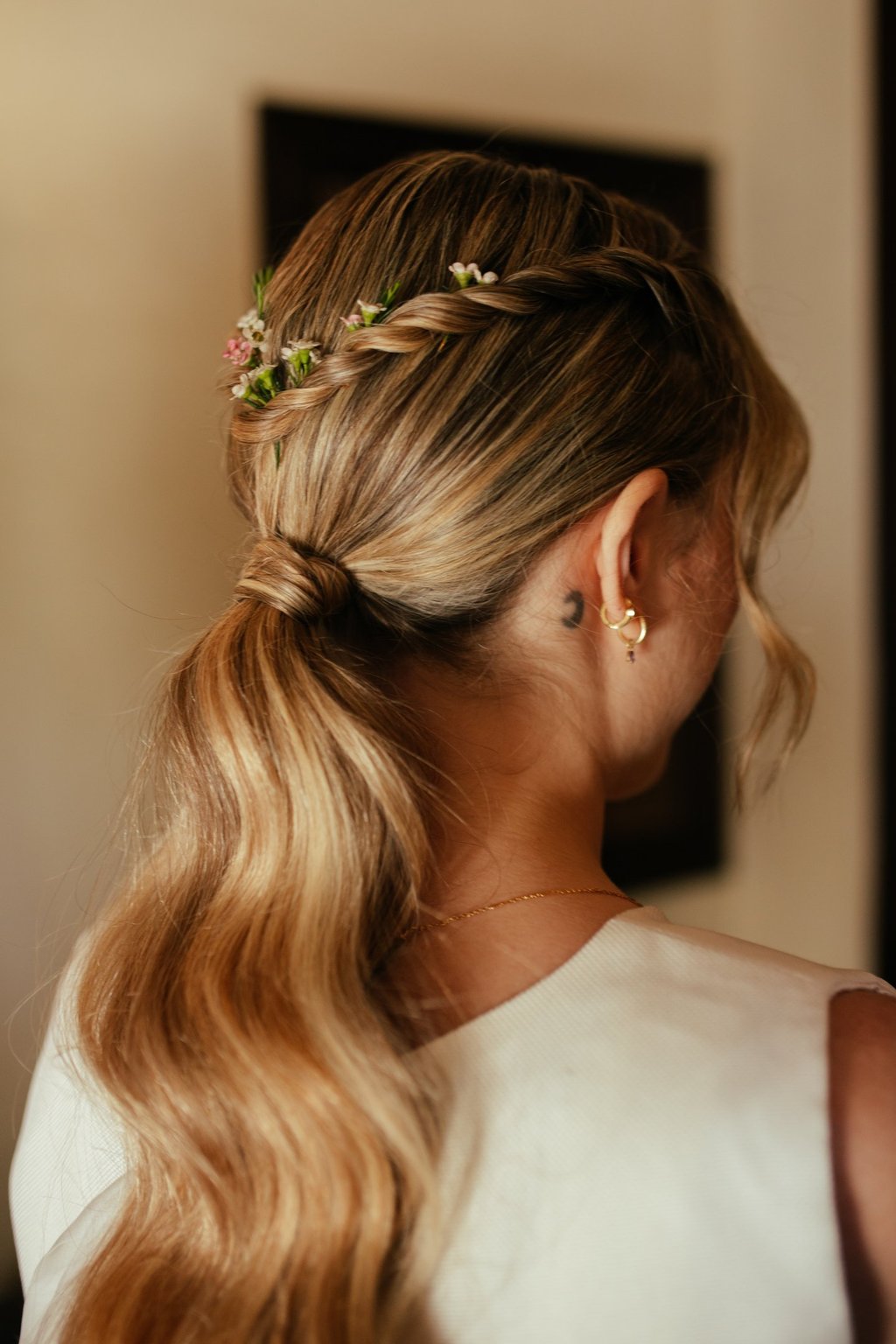 Beautiful natural ponytail for a bride with blonde hair