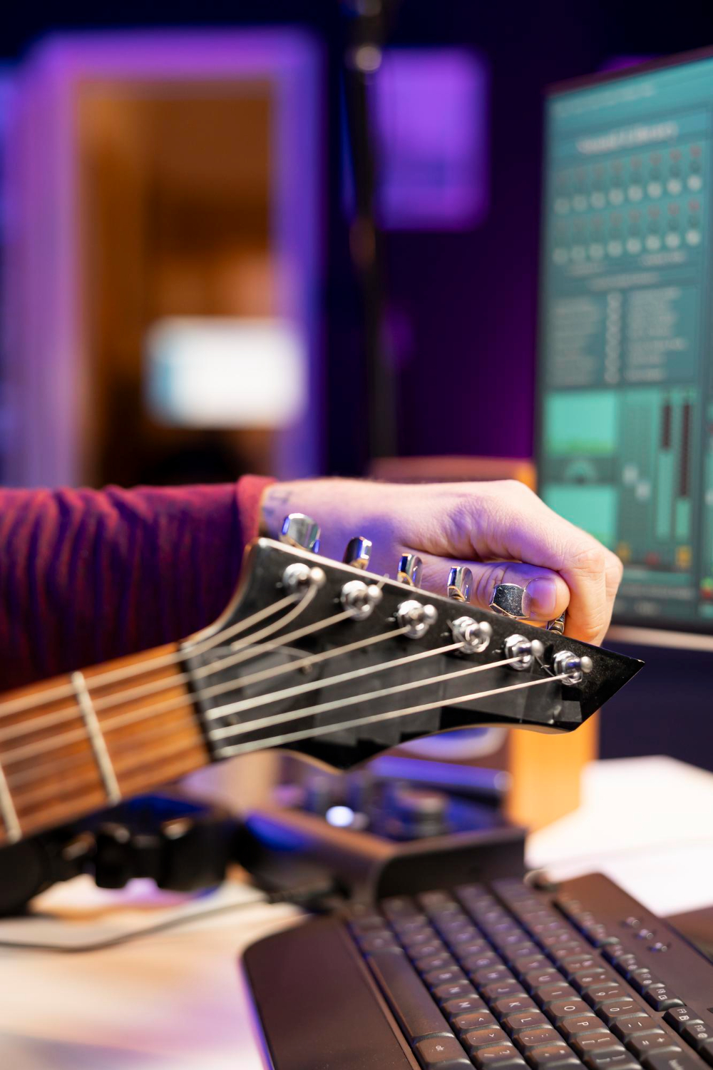 afinando guitarra-producción artística