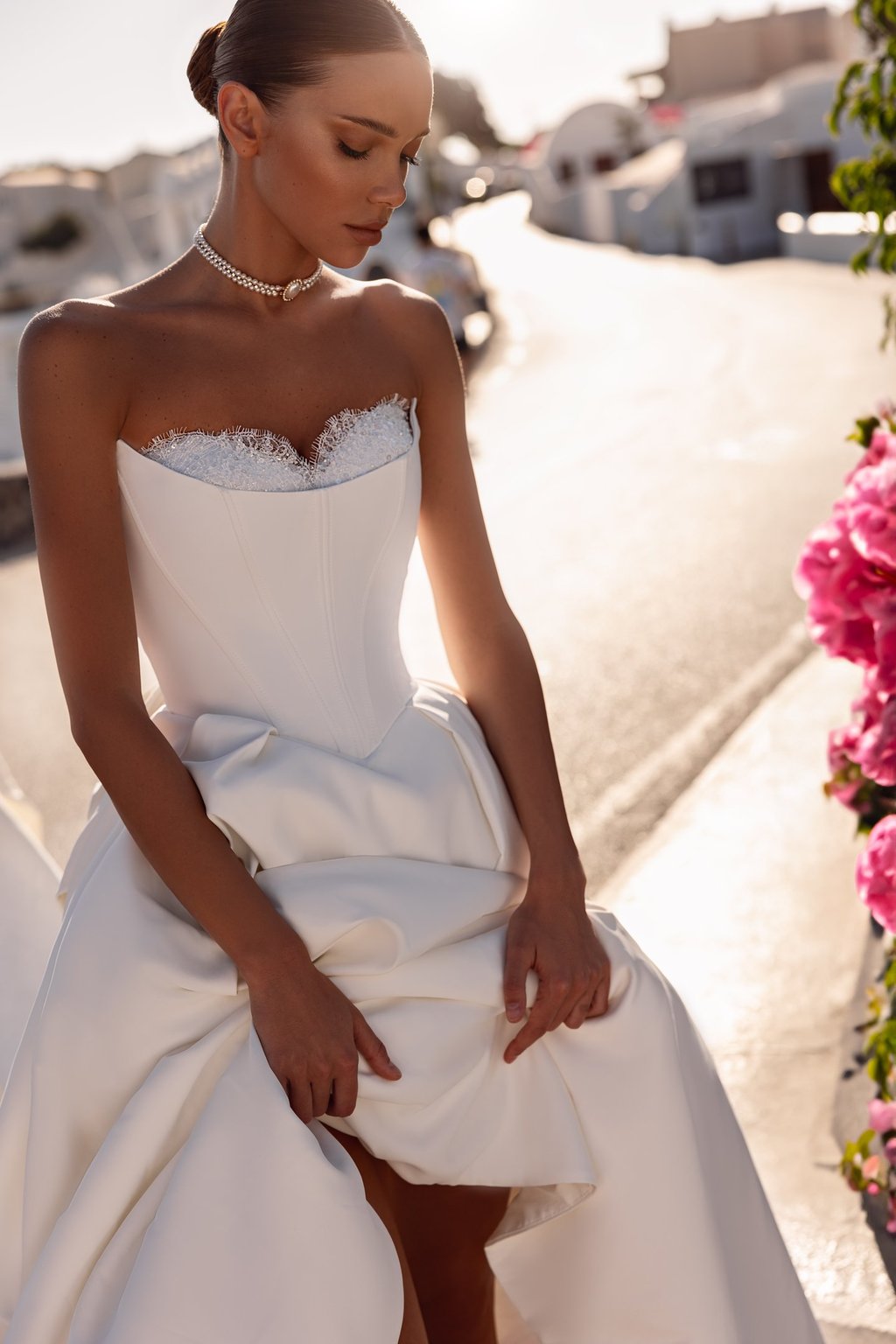 Robe de mariée en satin épurée et minimaliste