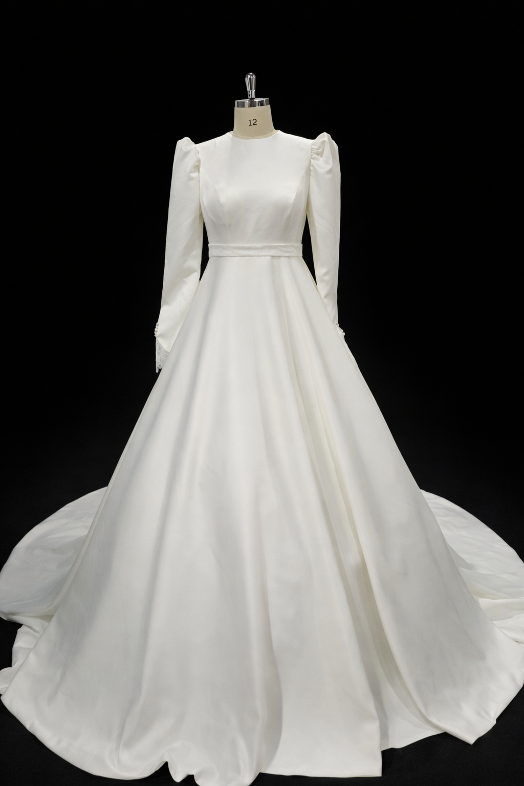 Hijabi wedding gown en satin ivoire coupe princesse avec manches longues