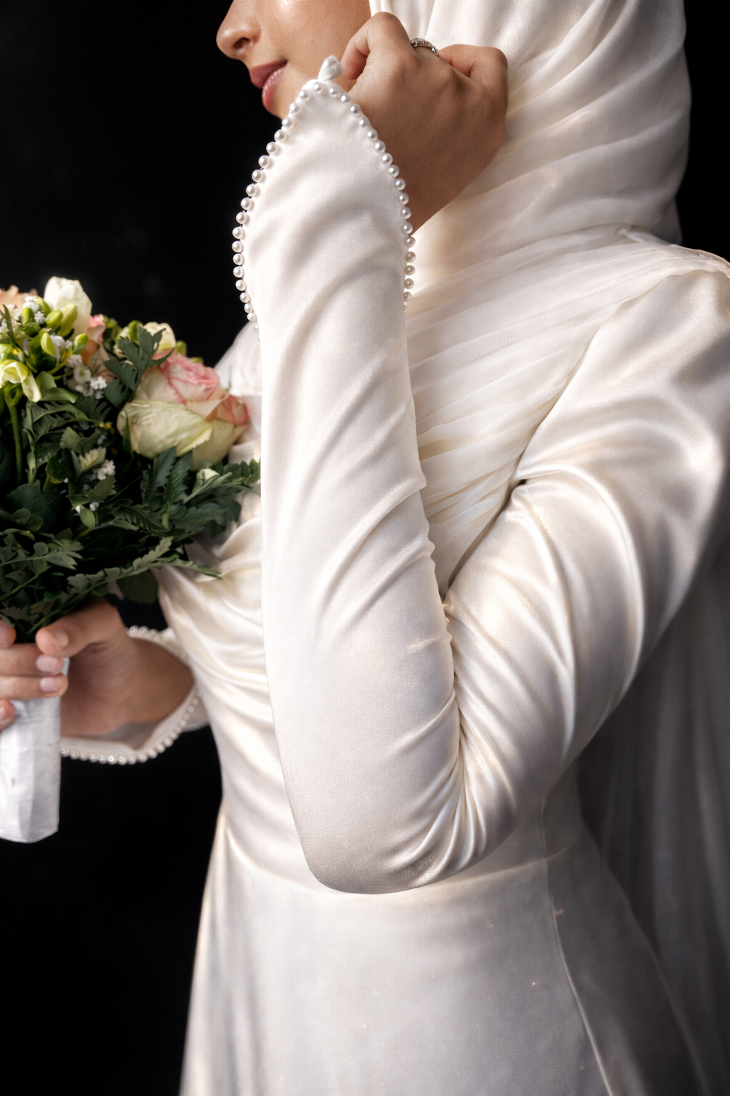 Robe de mariée mastoura en crêpe lourd et mousseline plissée – modest wedding gown