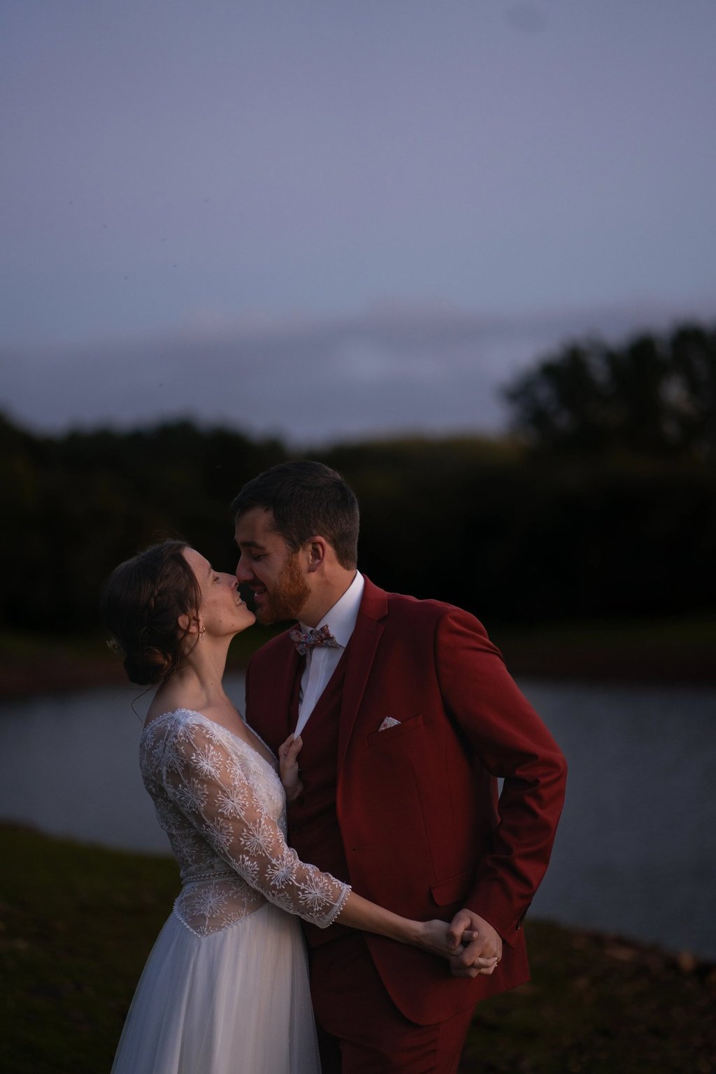 un couple marié qui s'embrasse lors d'une séance photo mariage à Rennes
