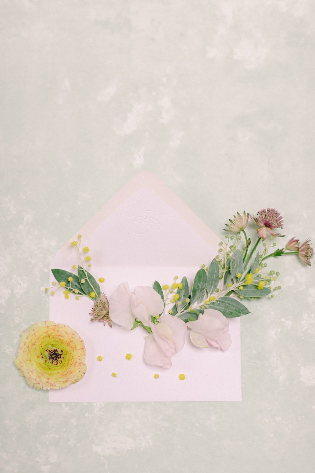 création d'accessoires couronnes, bracelets, boutonnières, colliers fleuris