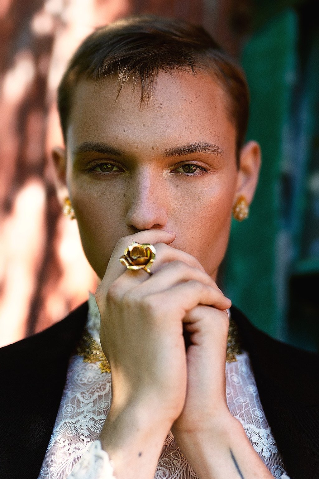 Portrait rapproché homme avec bijoux