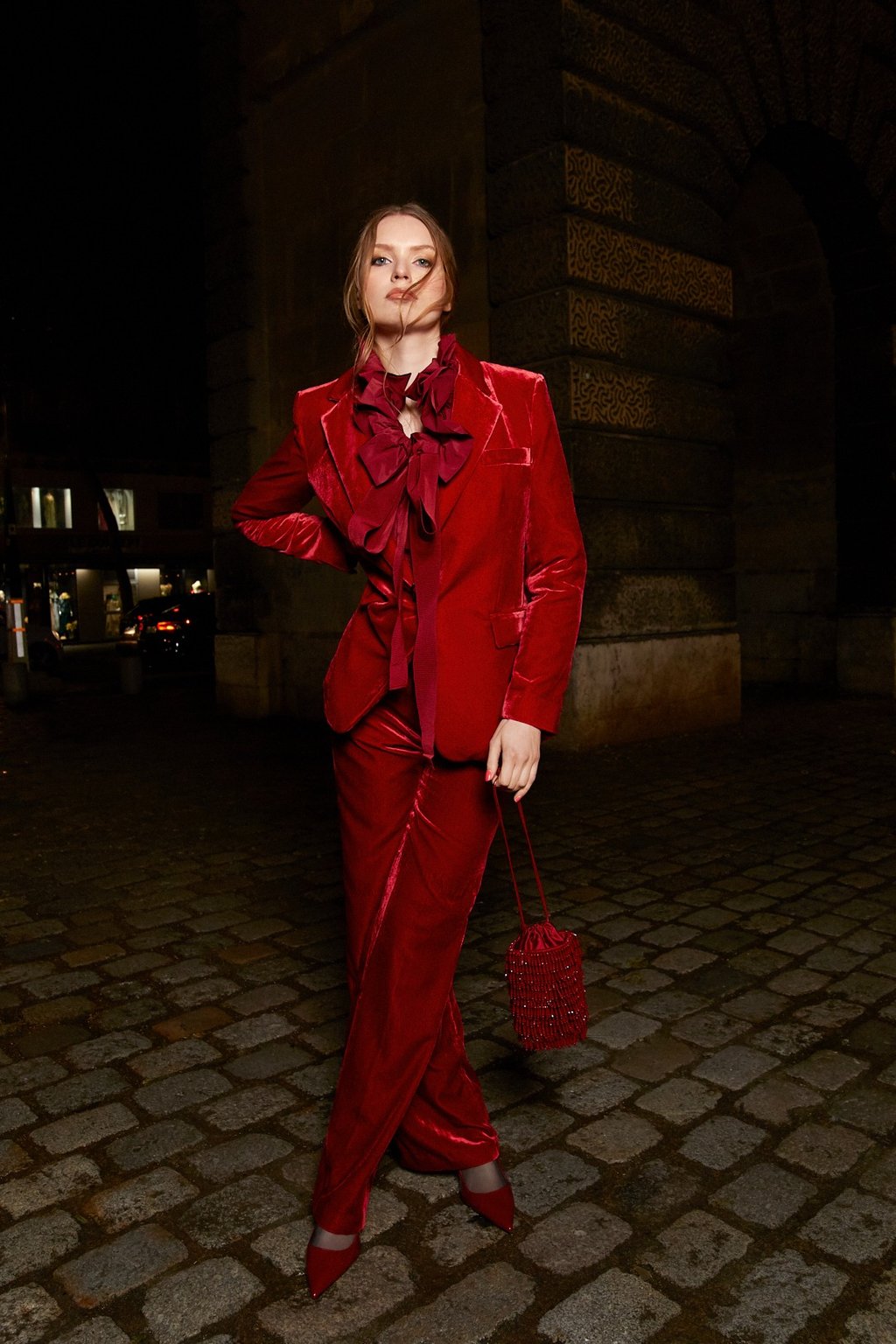 mannequin femme rue paris habillée en rouge créateur mode luxe