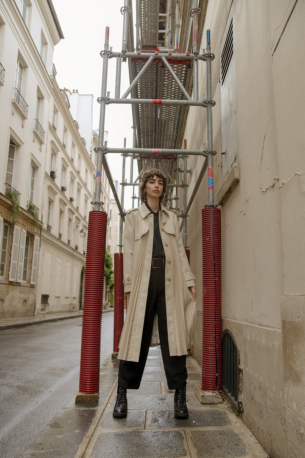 éditorial femme extérieur brut 