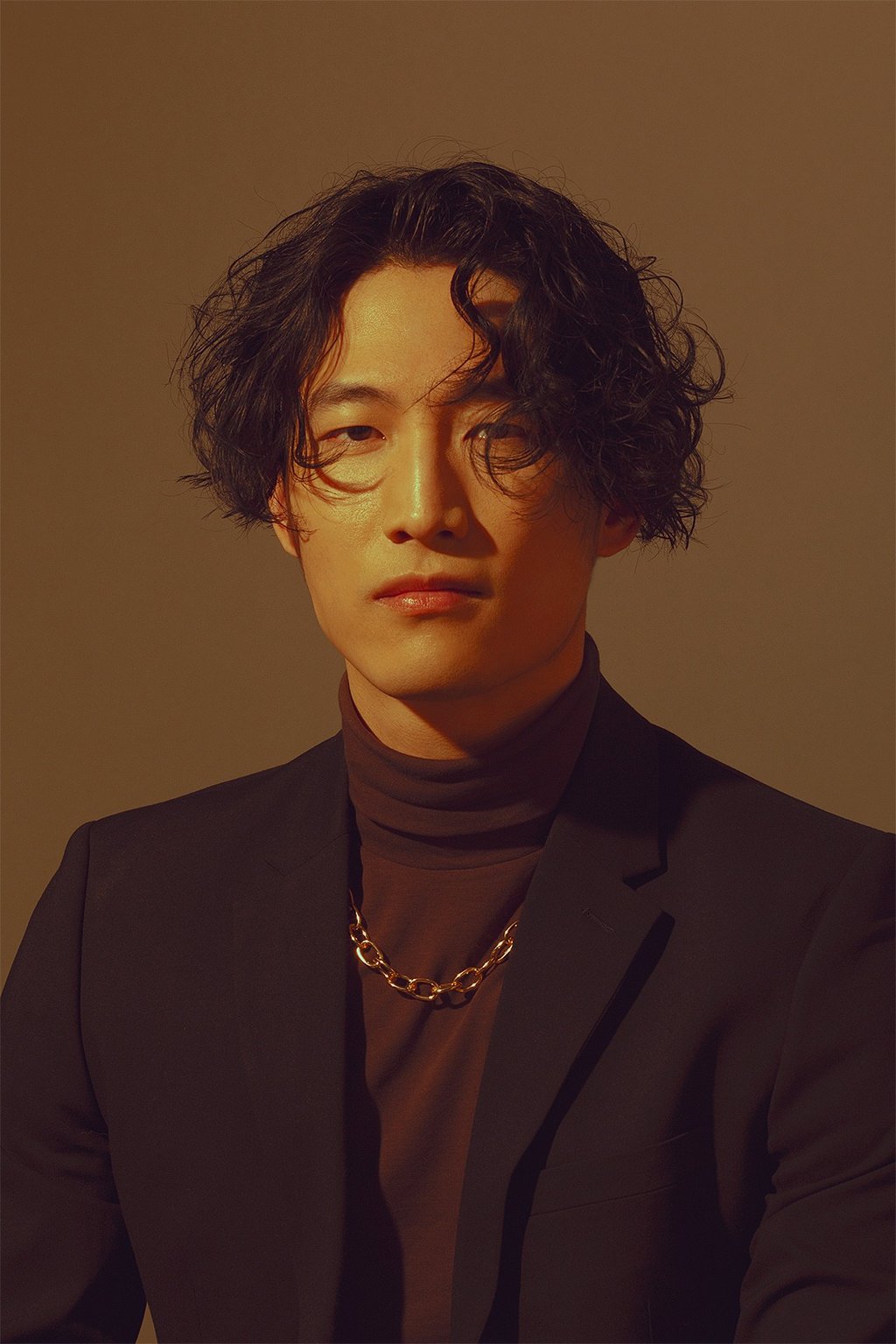 portrait homme avec lumière chaleureuse en studio