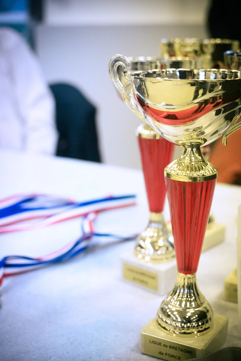 Des coupes et médailles d'une compétition de sport