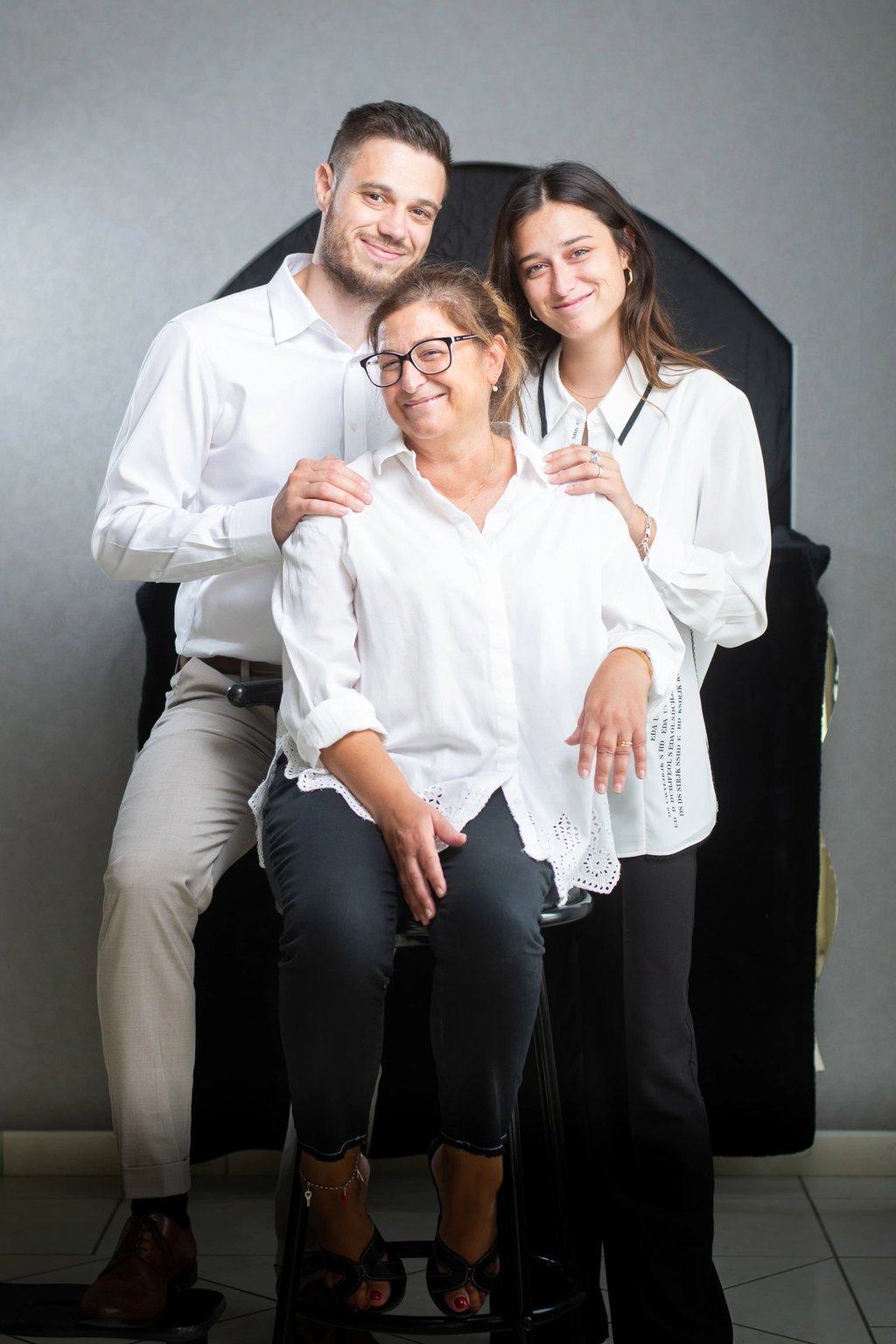 Une photo avec une mère entourée de sa fille et de son fils