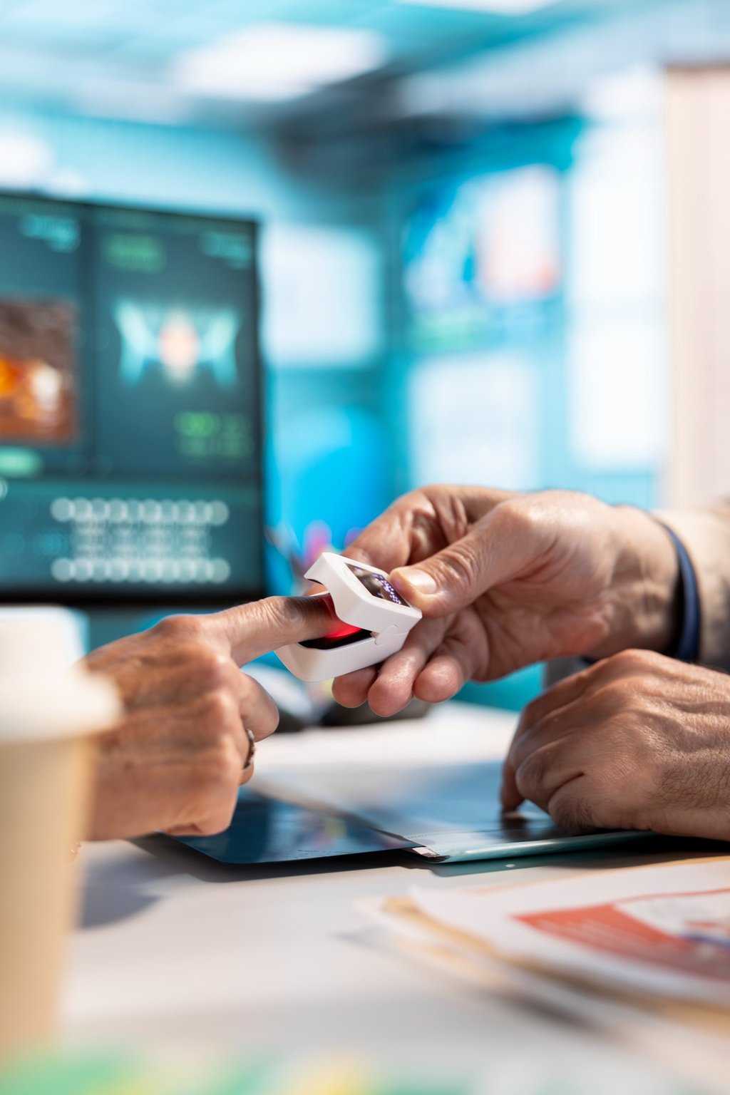 Médico coloca un oxímetro de pulso en un paciente para monitorear los niveles de oxígeno en sangre