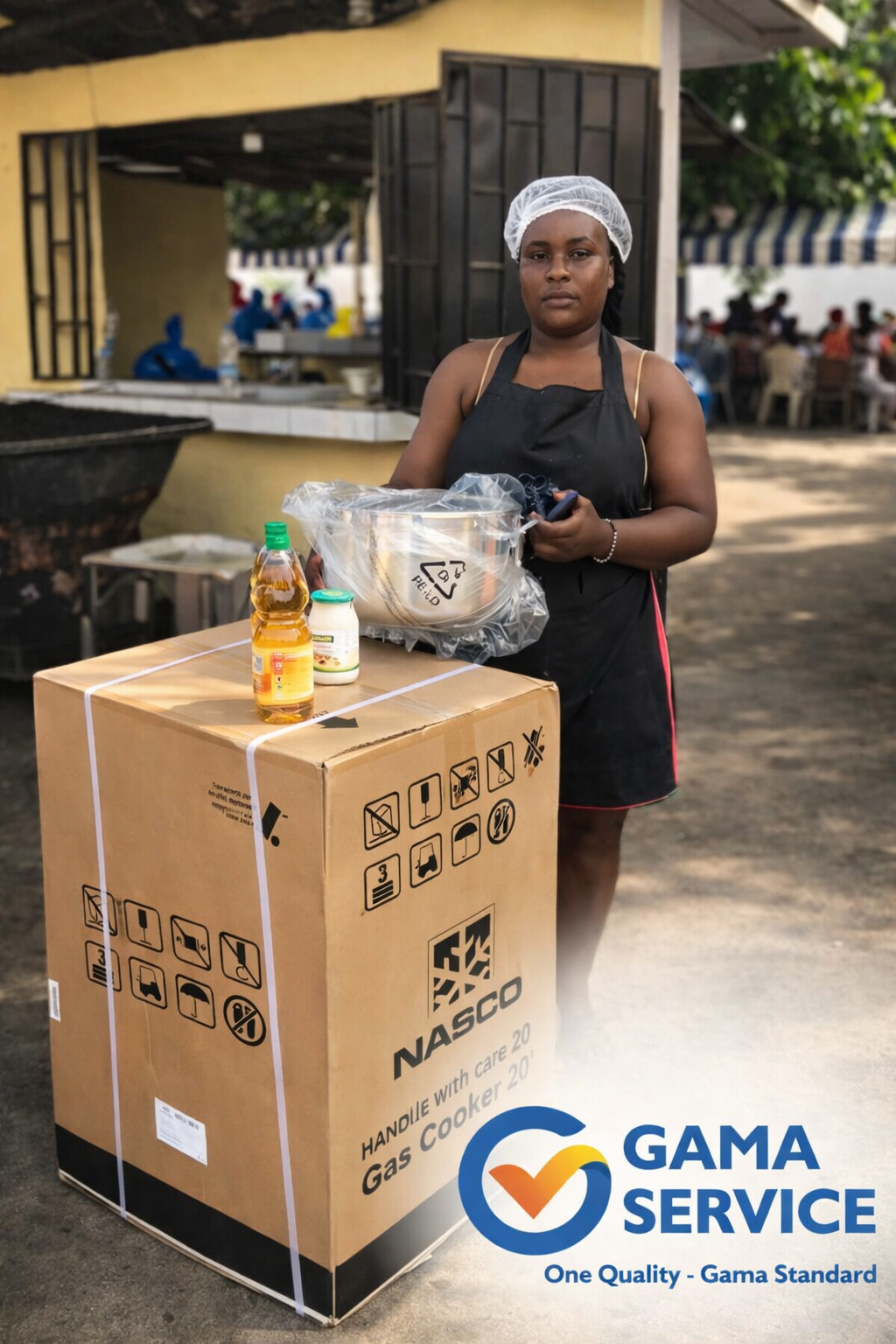 Une femme en tablier se tient debout avec une boîte de réchaud à gaz Nasco et des ustensiles de cuis