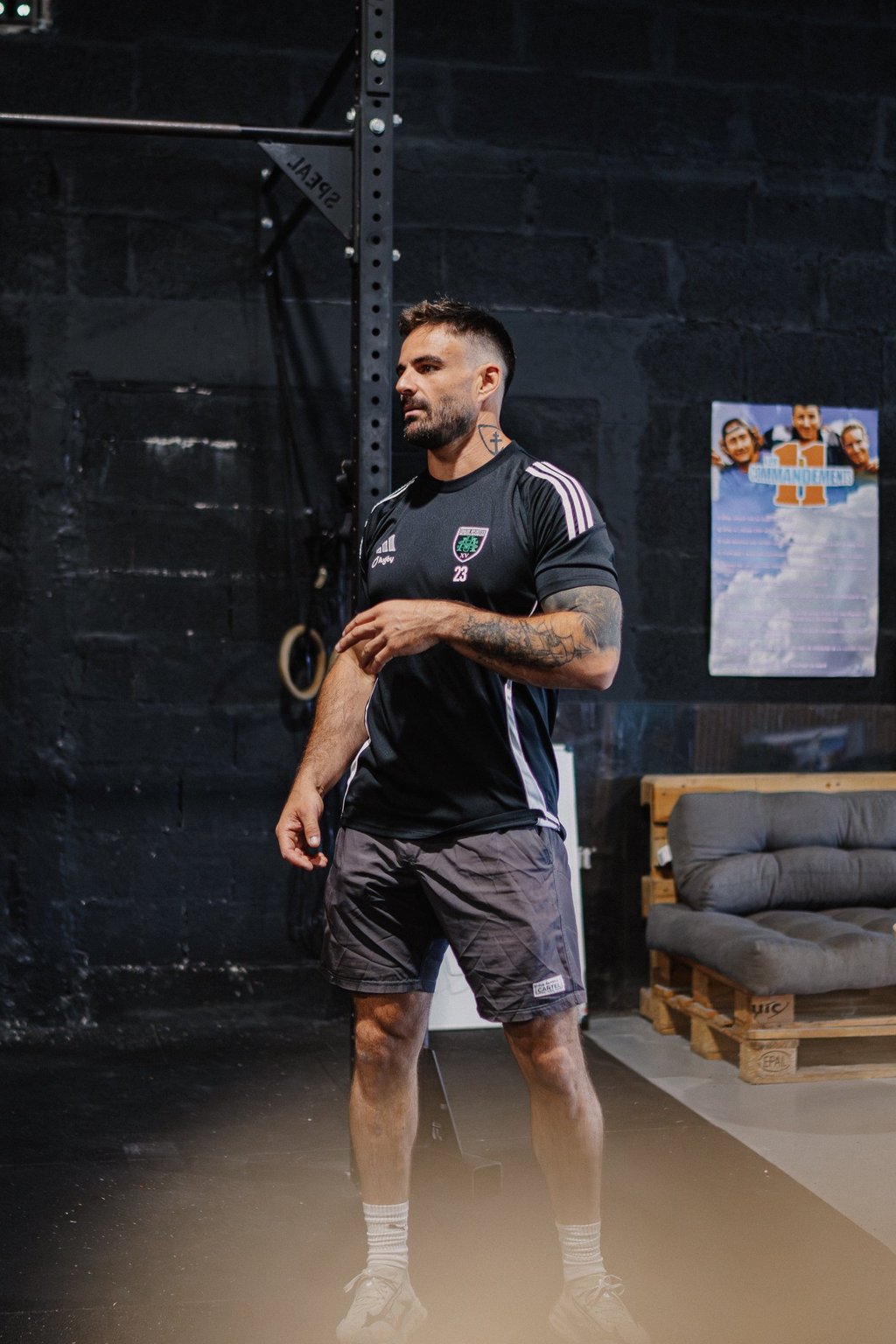 Coach de sport, présentant un cours de sport pour 10 personnes avec un discours bienveillant et pédagogique, dans une salle d