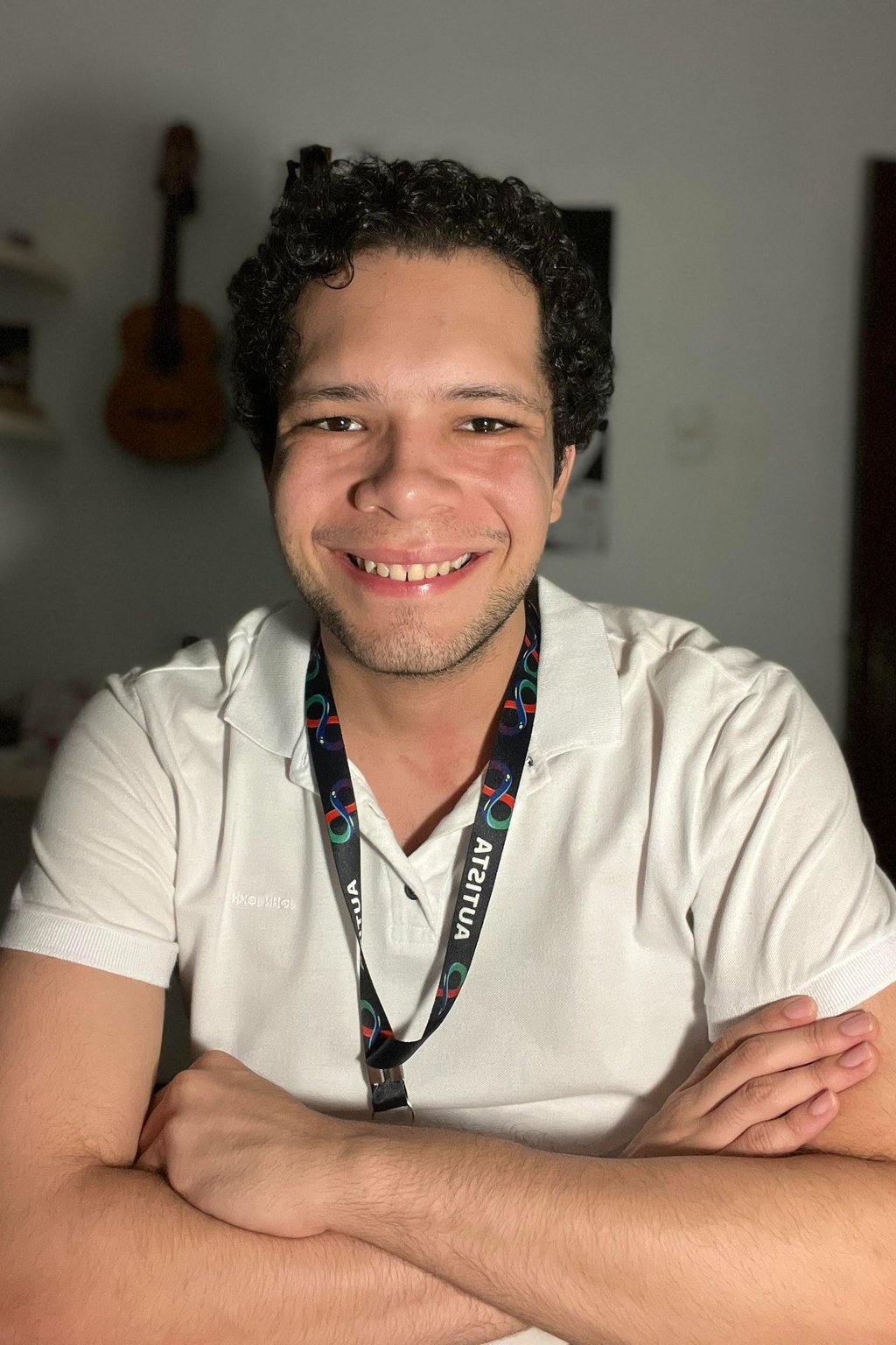 Palestrante autista Lucas Sampaio, sorrindo durante gravação de conteúdo.