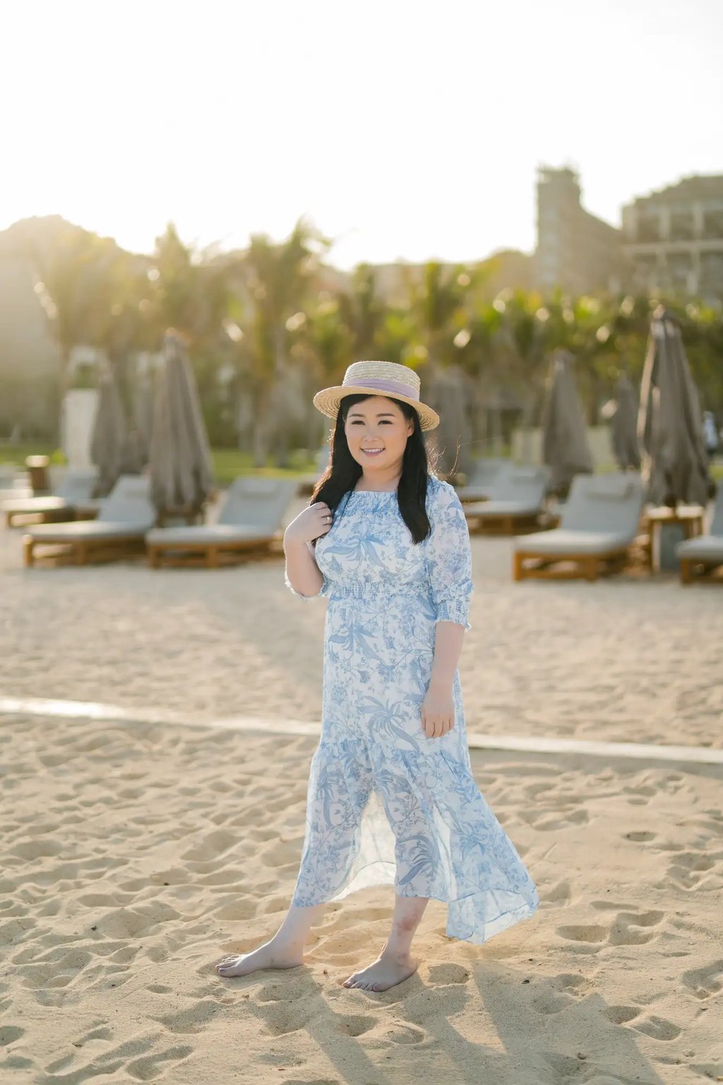 Mother playing with sand during a family photography session at The Apurva Kempinski Bali.