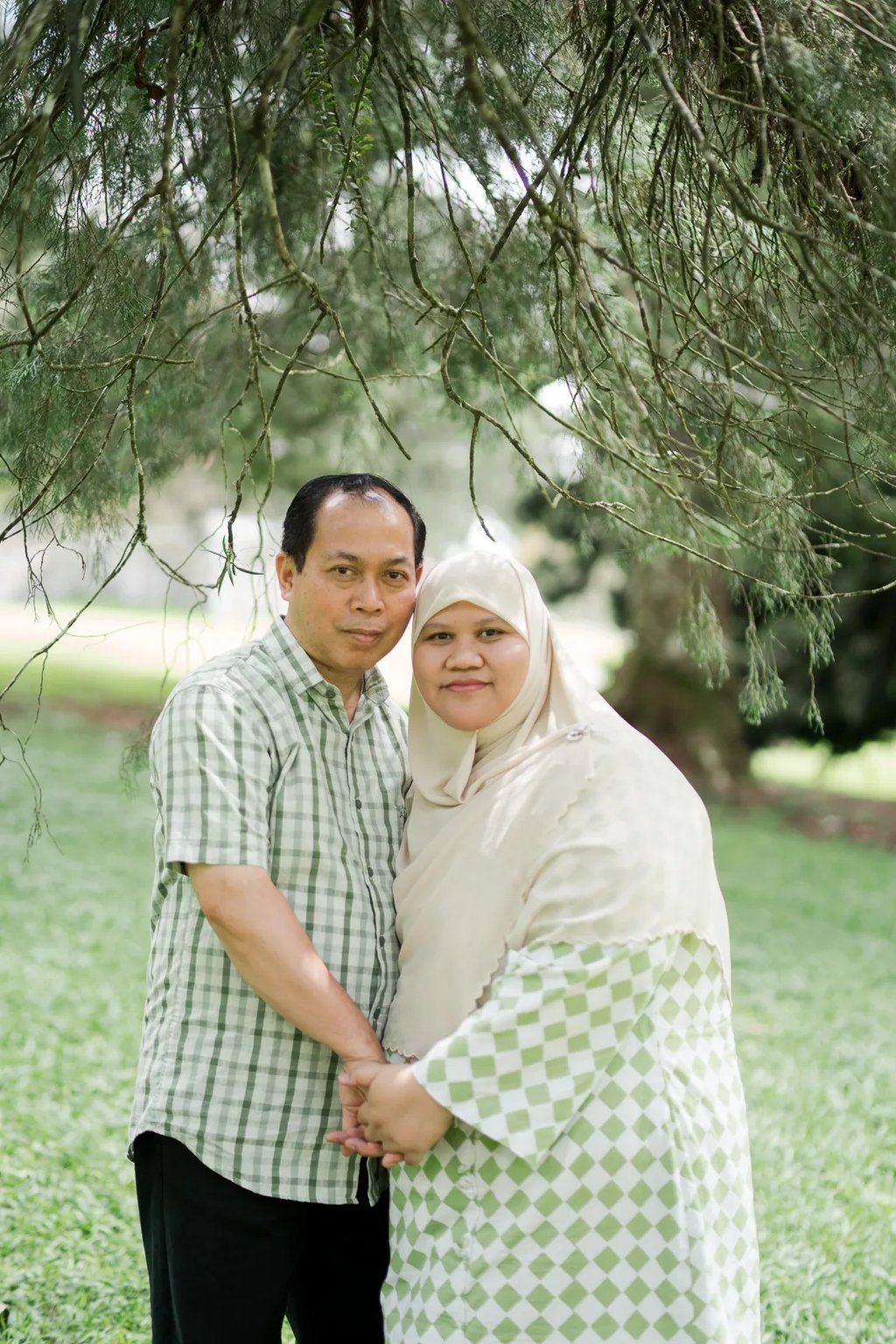 Couple portrait during a relaxed family photography session at Kebun Raya Bedugul Bali.