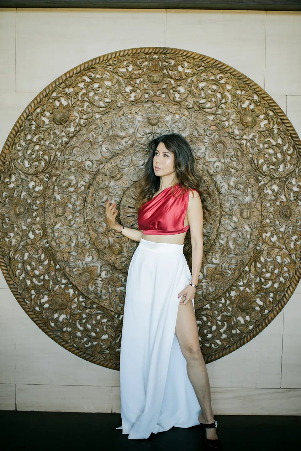 Elegant portrait session featuring Balinese carved architecture at The Apurva Kempinski Bali