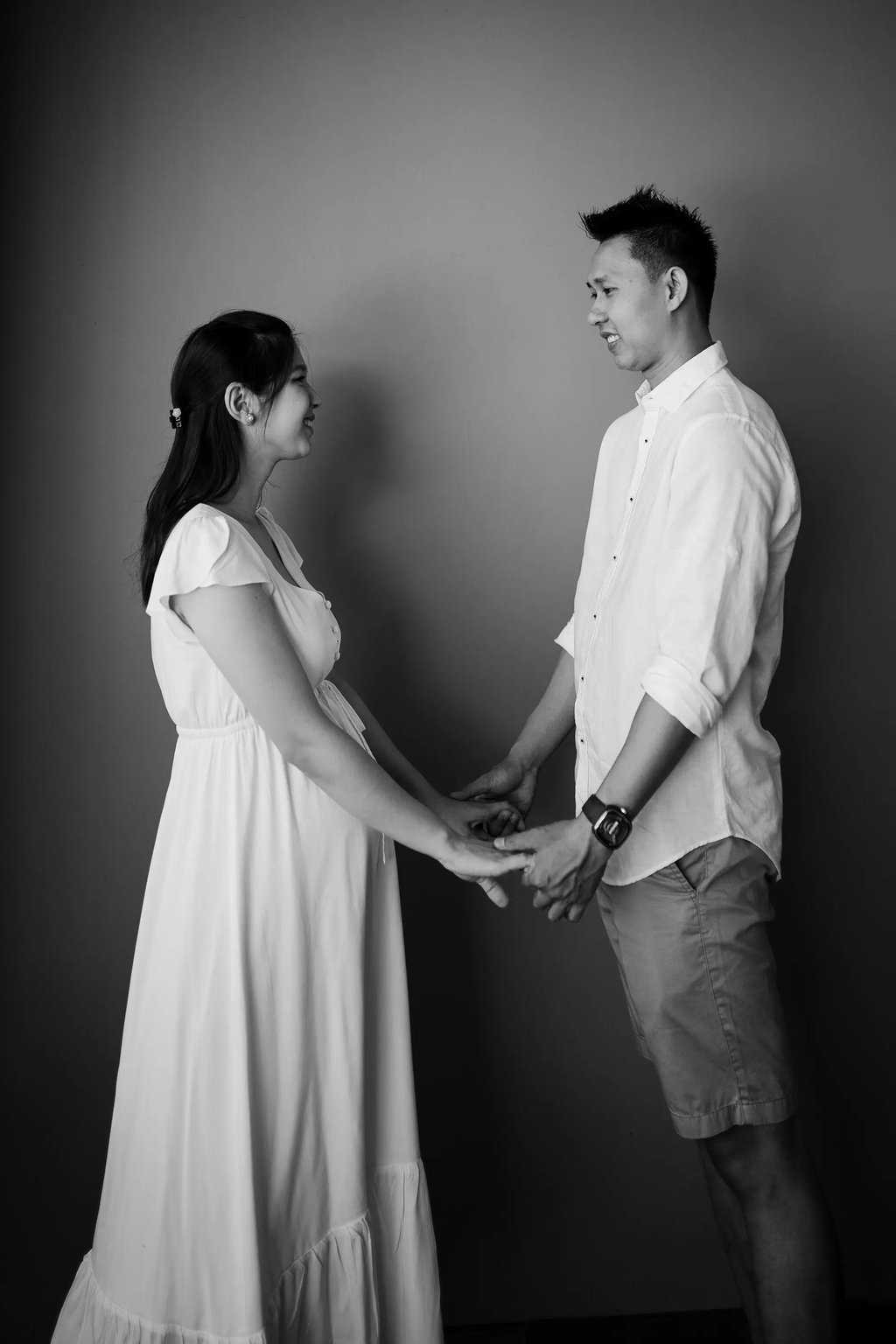 Black and white maternity portrait during a family photography session at Anantara Uluwatu.