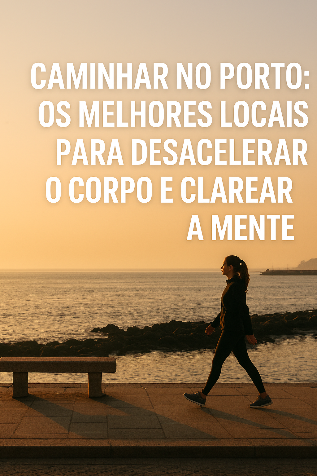 pessoa caminhando em frente ao mar