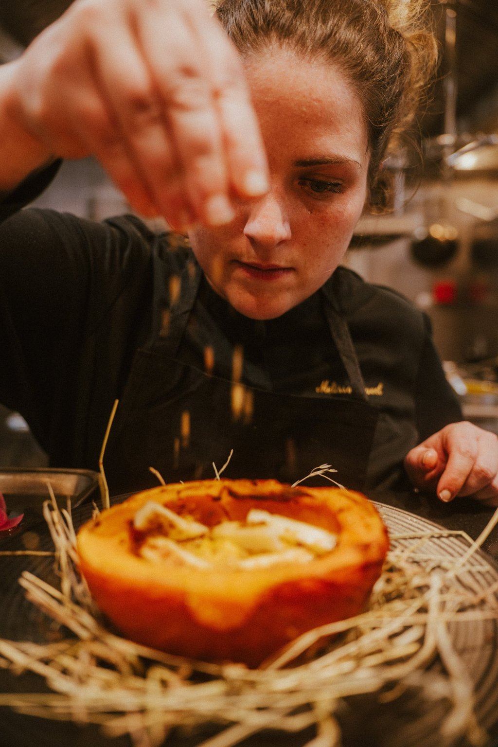 Dressage d'un plat par la cheffe du restaurant Martin Paris