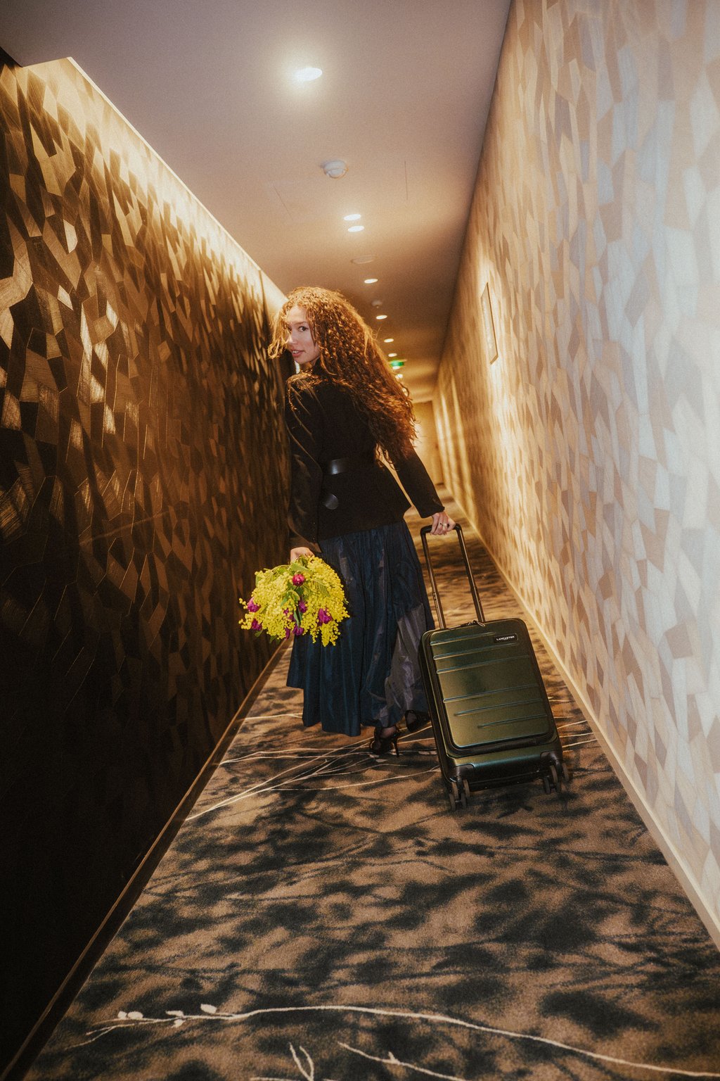 Cliente qui marche avec une valide dans le couloir de l'hôte lRenaissance Paris République